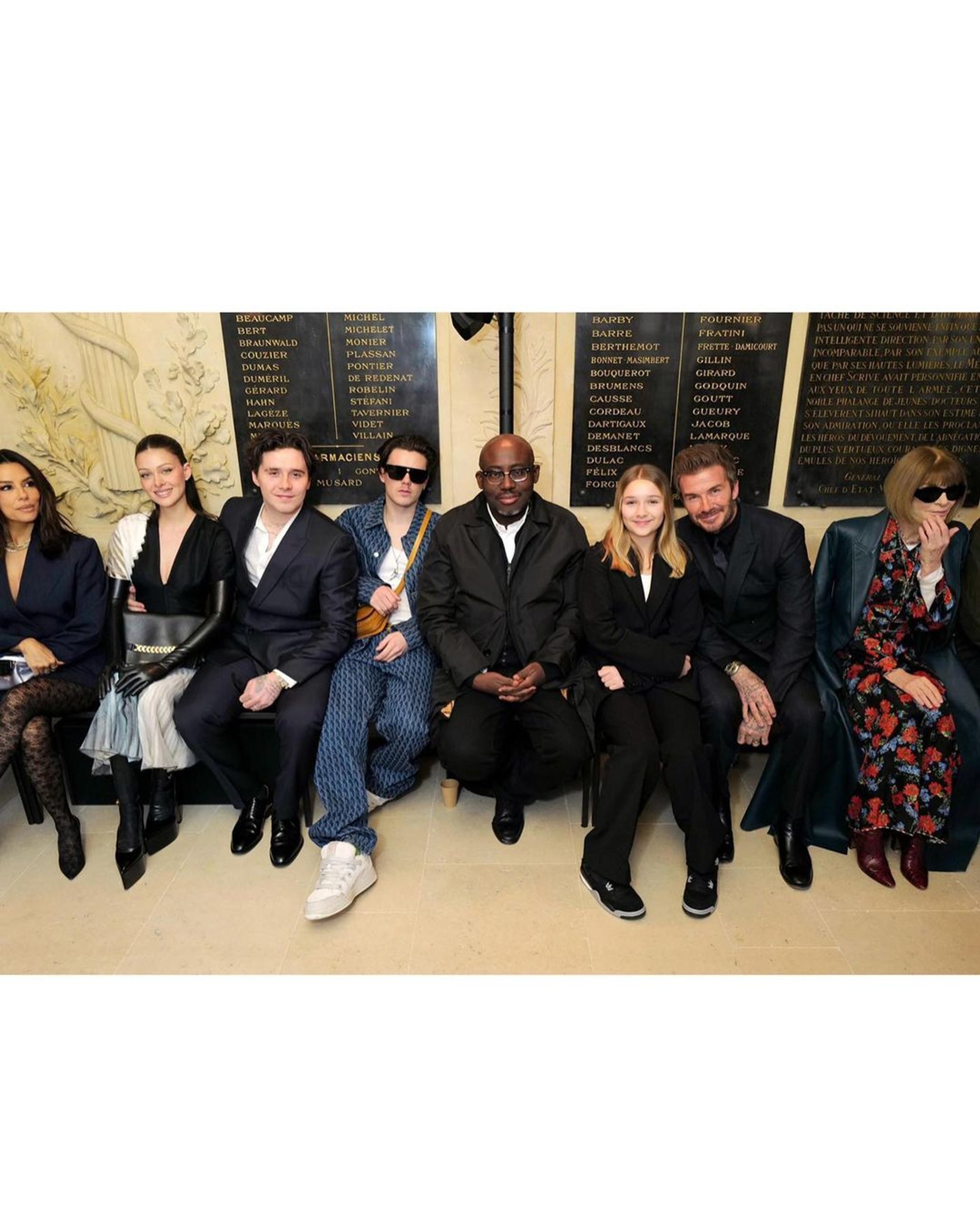 Ева Лонгория, Никола Пельтц, Бруклин Бекхэм, Круз Бекхэм, Эдвард Эннинфул, Харпер Бекхэм, Дэвид Бекхэм и Анна Винтур на показе Victoria Beckham
Фото: Инстаграм* @victoriabeckham