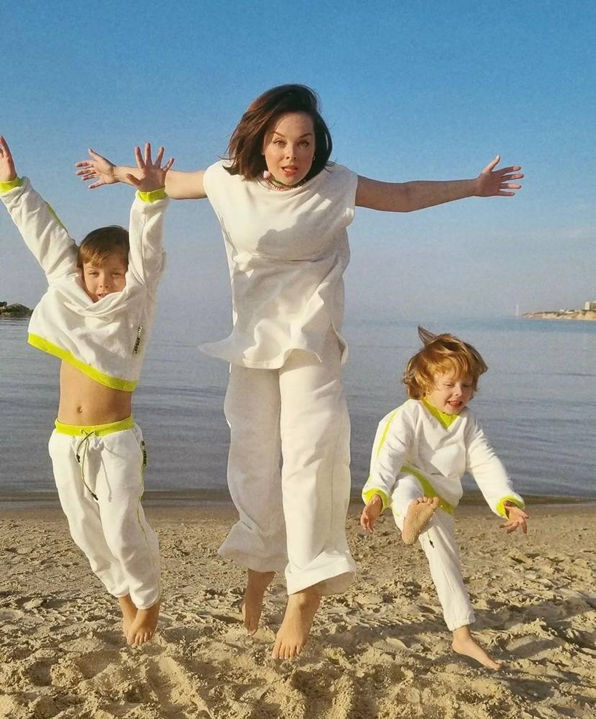 Наталья Медведева с сыновьями Ильей и Тимофеем.
Фото: Инстаграм (запрещен в РФ) @natalymedvedeva