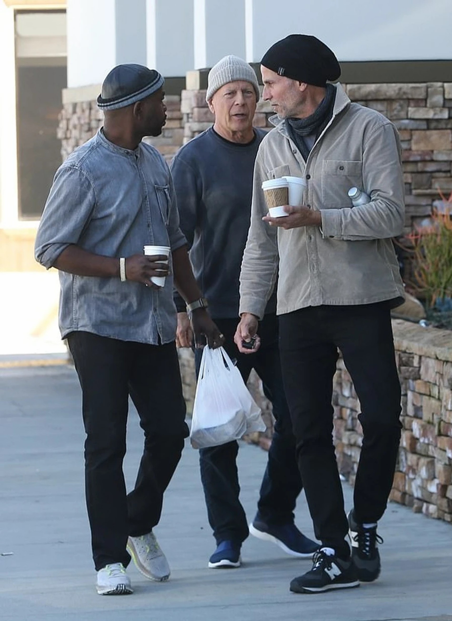 Брюс Уиллис на прогулке с друзьями в Калифорнии
Фото: BACHGRID