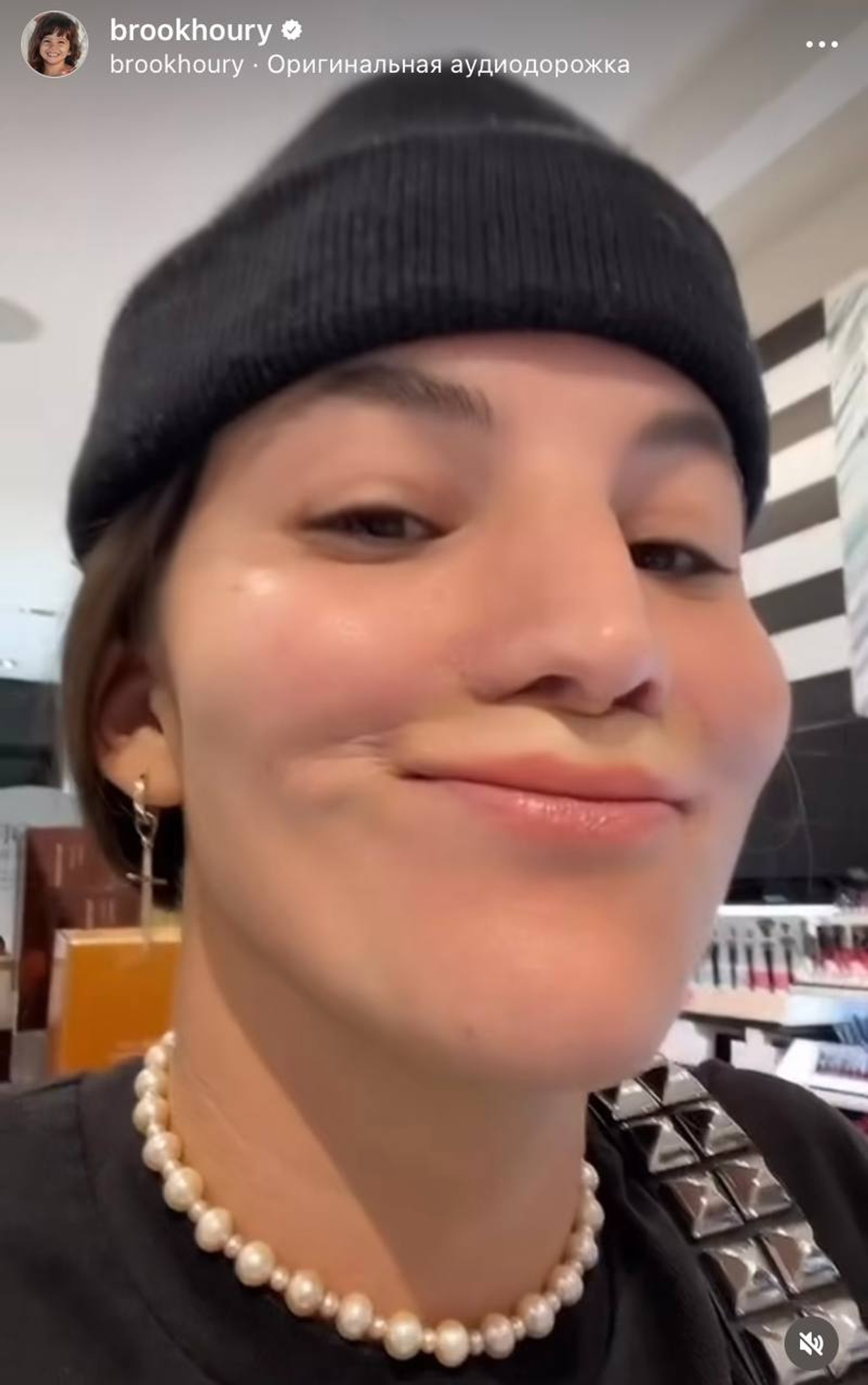 Перед последней операцией Брук попросила визажиста нарисовать ей верхнюю губу нюдовой помадой — вот что получилось.
Фото: Инстаграм (запрещен в РФ) @brookhoury