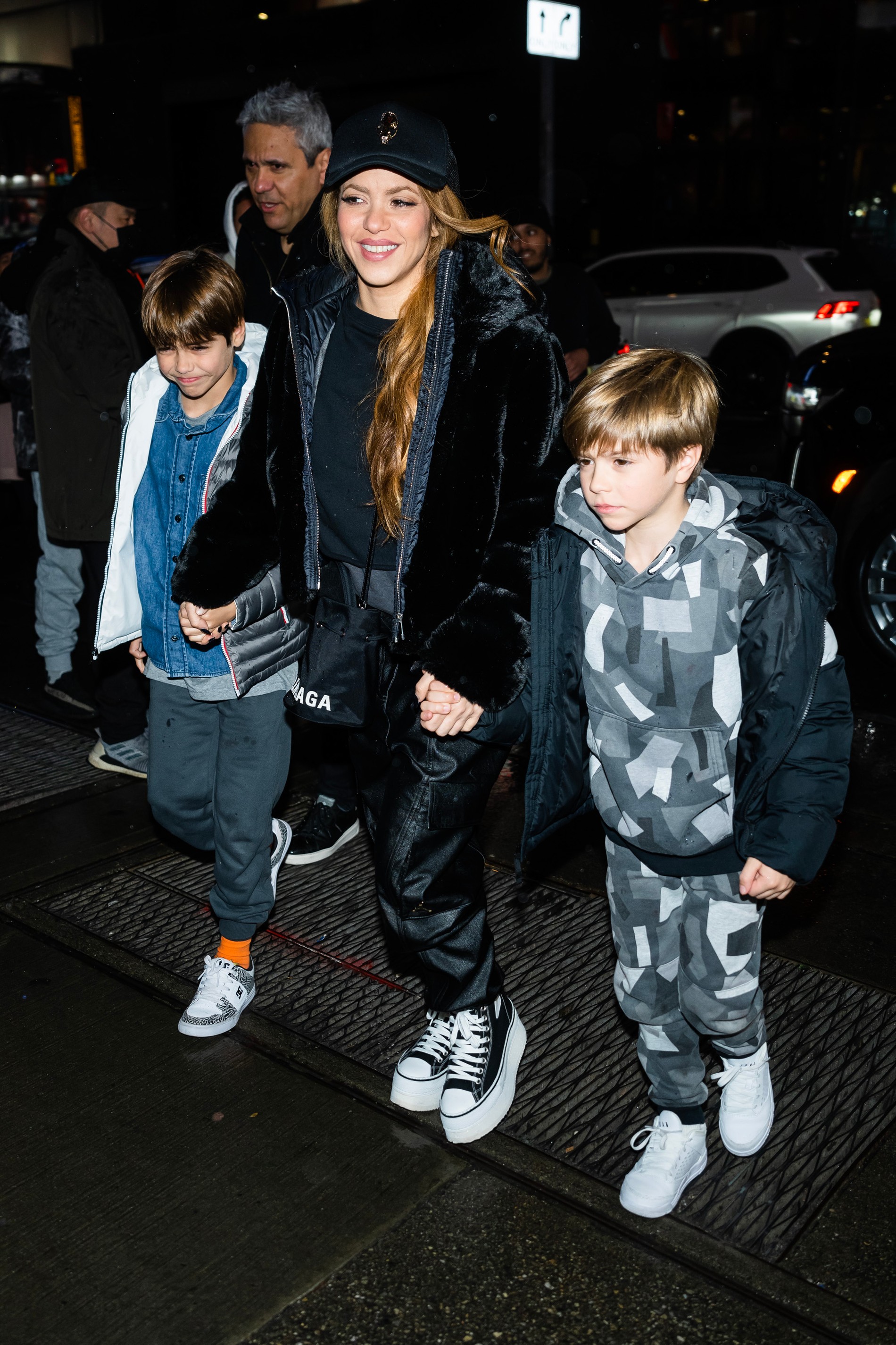 Шакира с сыновьями перед началом шоу
Фото: Getty
