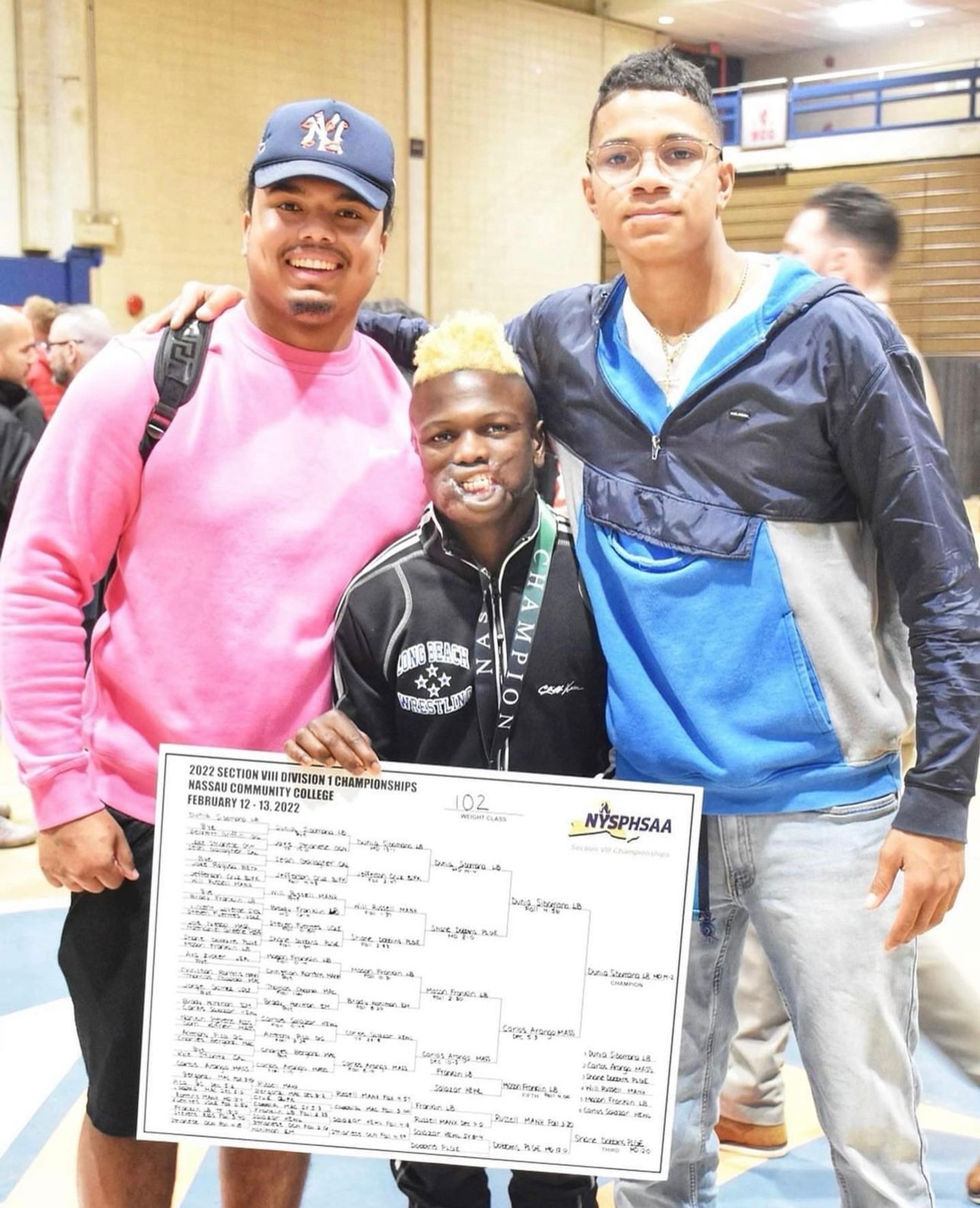 Дуния Сибомана сейчас (в центре)
Фото: Инстаграм (запрещен в РФ)