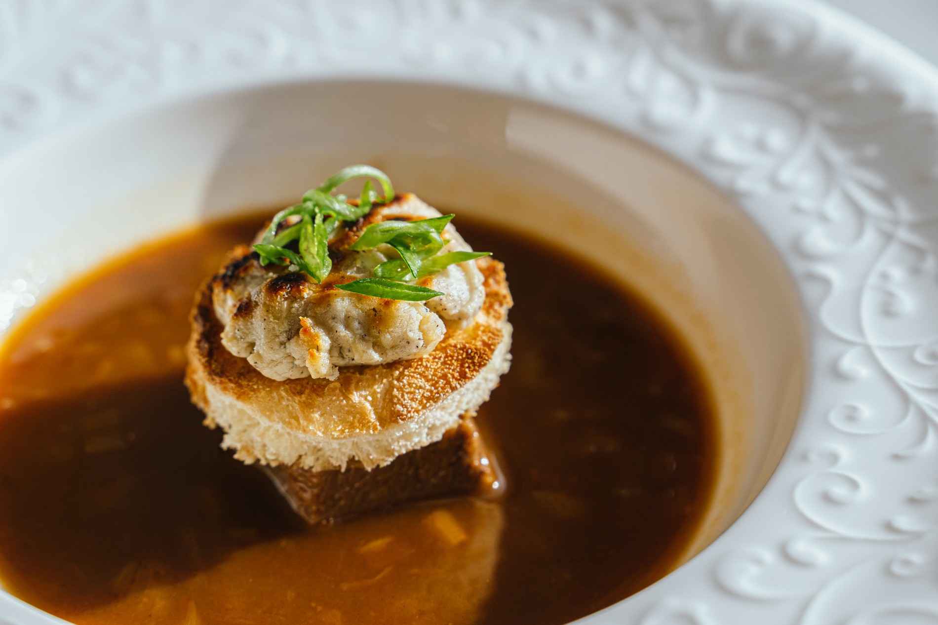 Луковый суп в ресторане «Дичь». Фото: пресс-служба курорта