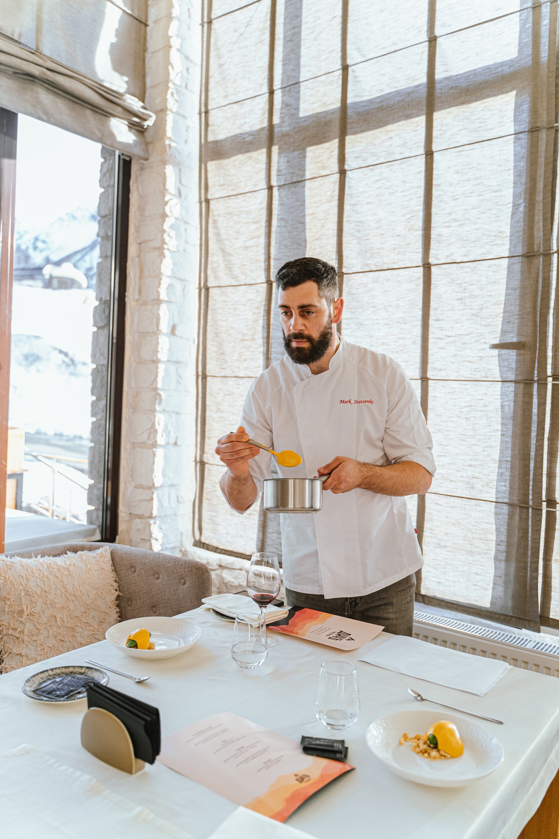 Марк Стаценко подает десерт. Фото: пресс-служба курорта