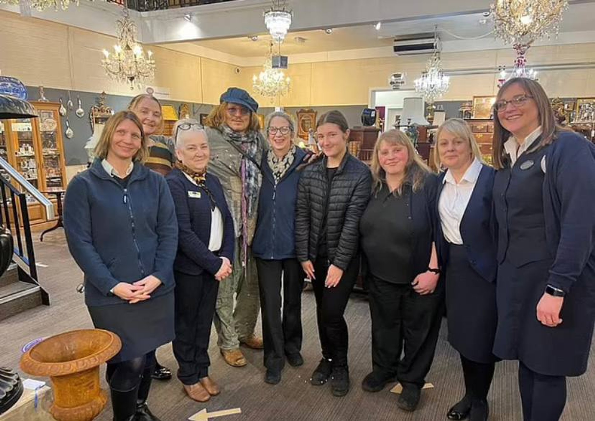 Актер с сотрудниками и посетителями магазина
Фото: Daily Mail