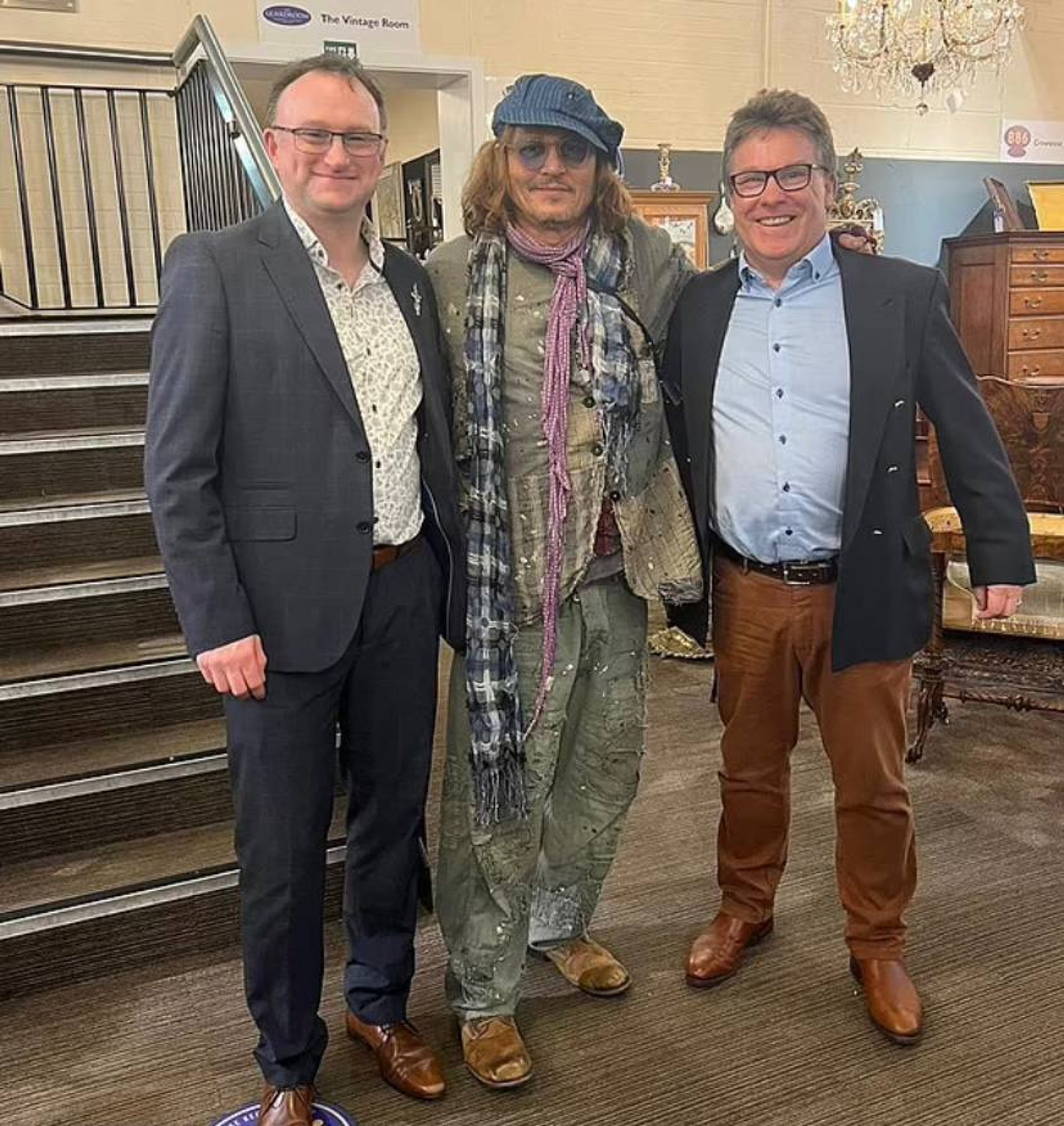 Актер с сотрудниками магазина
Фото: Daily Mail