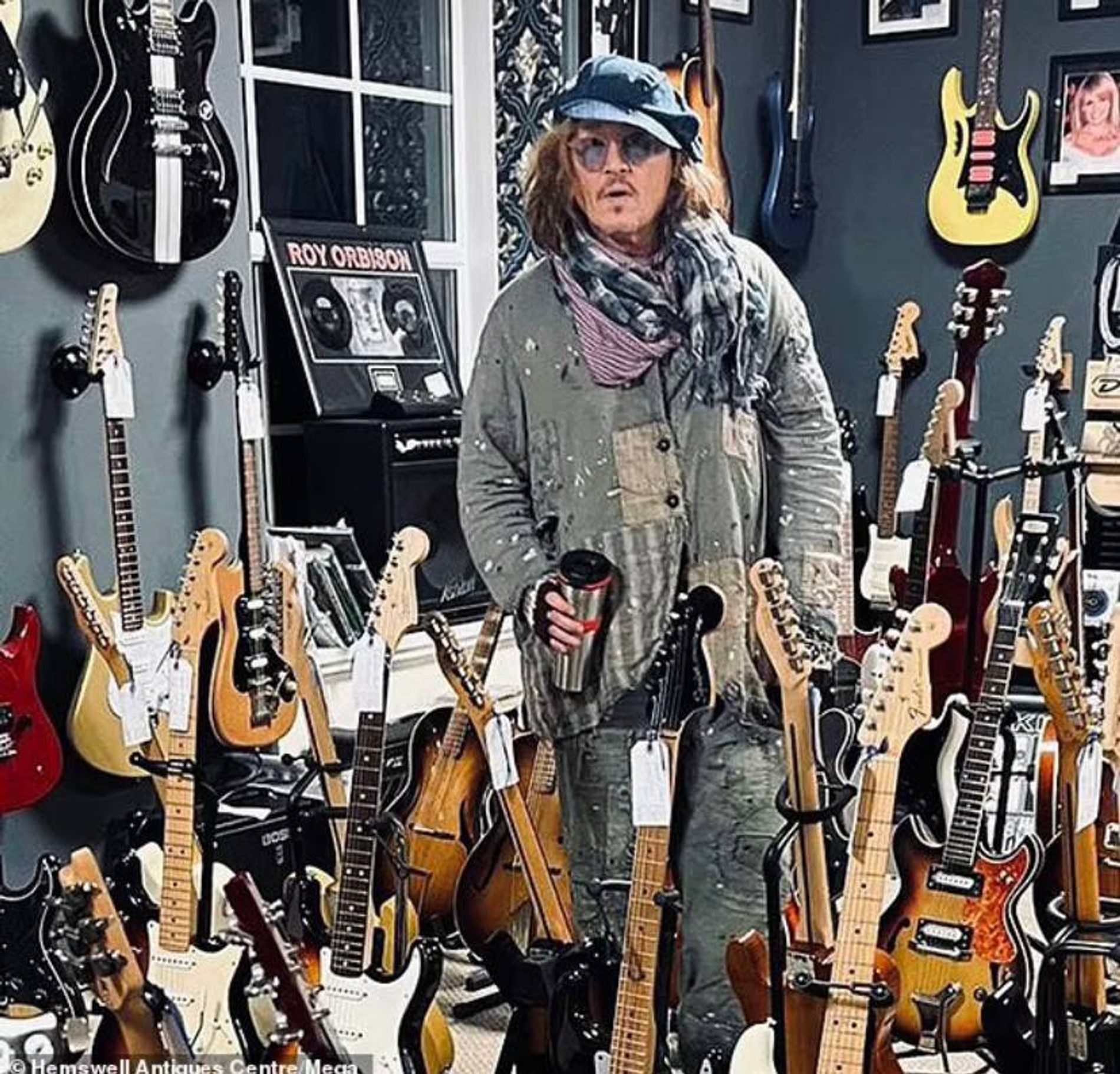 Джонни Депп в антикварном магазине
Фото: Daily Mail