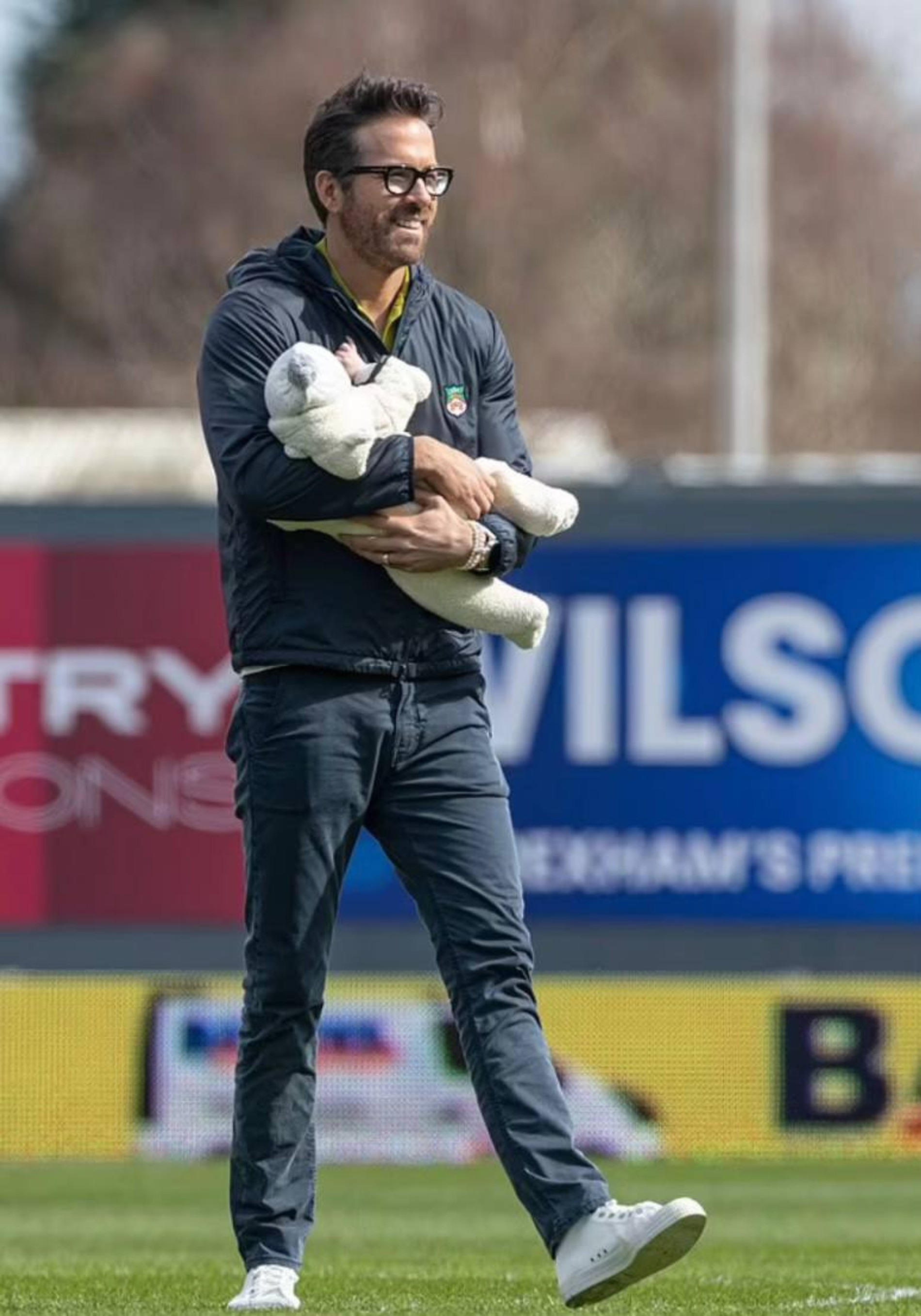 Райан Рейнольдс с новорожденной дочкой
Фото: Daily Mail