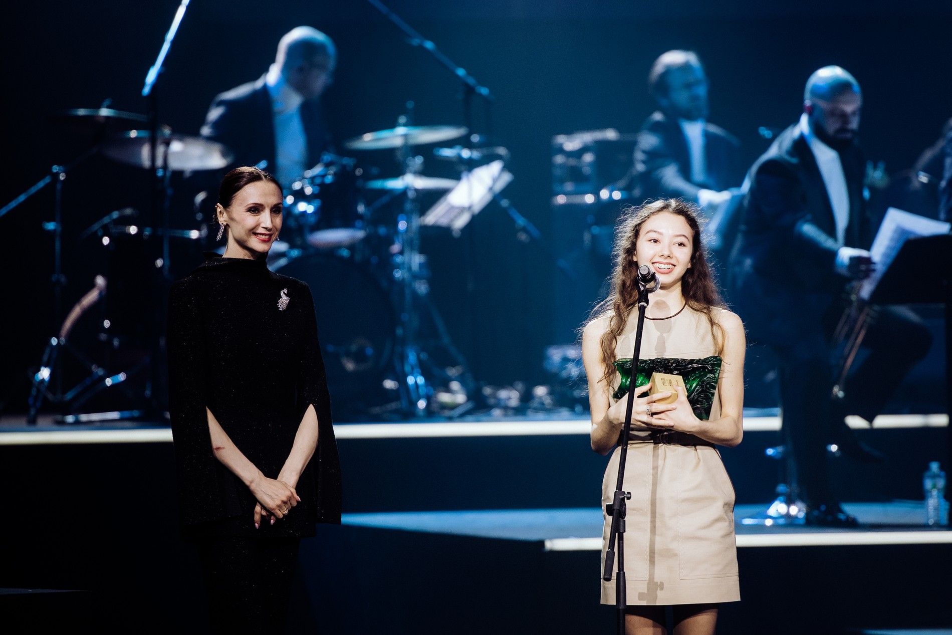 Елизавета Кокорева получает награду из рук артистки балета Светланы Захаровой
Фото: пресс-служба премии