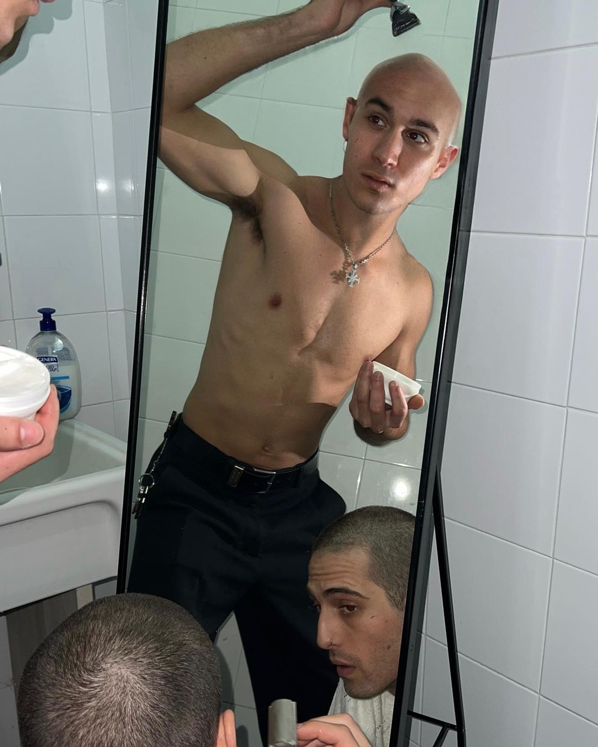 Итан последовал примеру Дамиано и побрился налысо
Фото: Инстаграм* @maneskinofficial