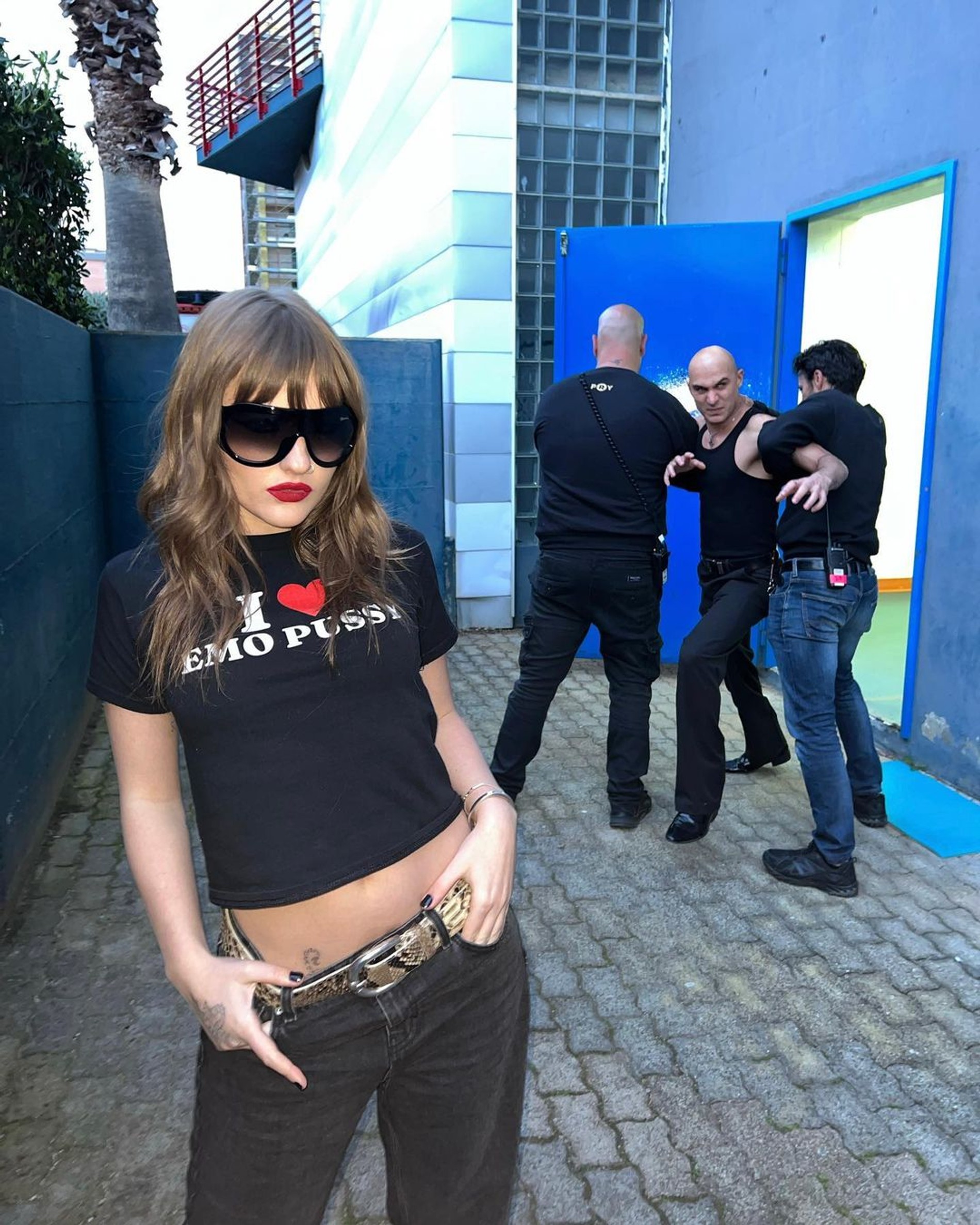 Итан так изменился, что охранники его не узнают и теперь не пускают к Виктории
Фото: Инстаграм* @maneskinofficial