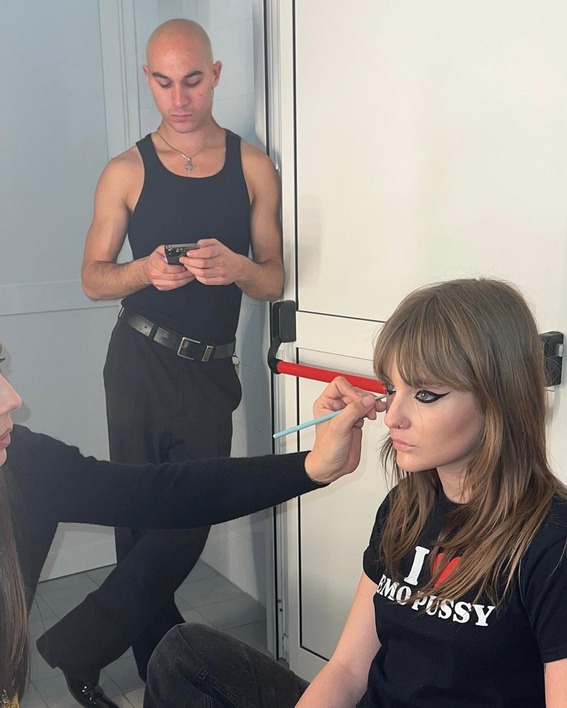 Итан все же пробрался в гримерку Виктории
Фото: Инстаграм* @maneskinofficial