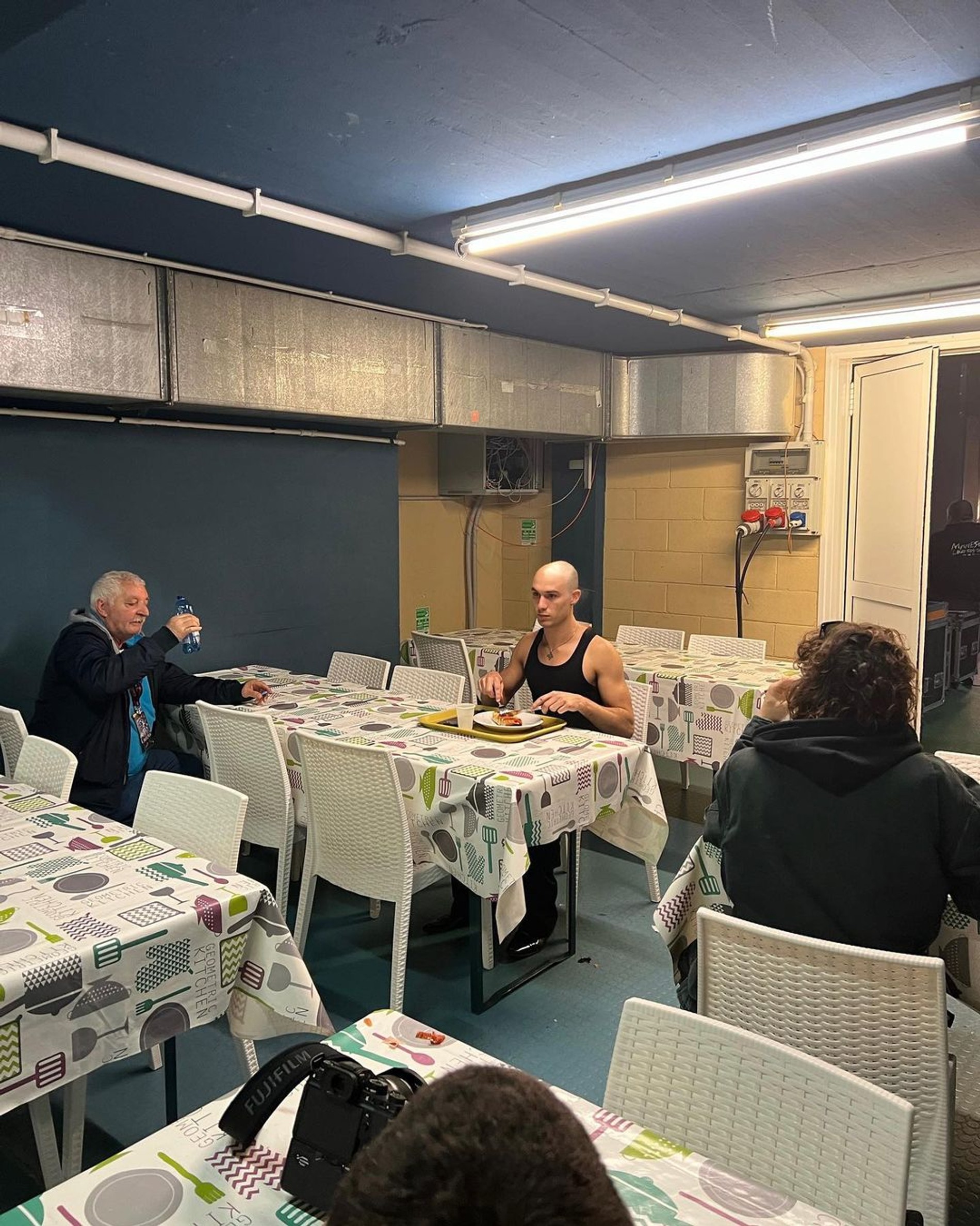 Итан за обедом
Фото: Инстаграм* @maneskinofficial