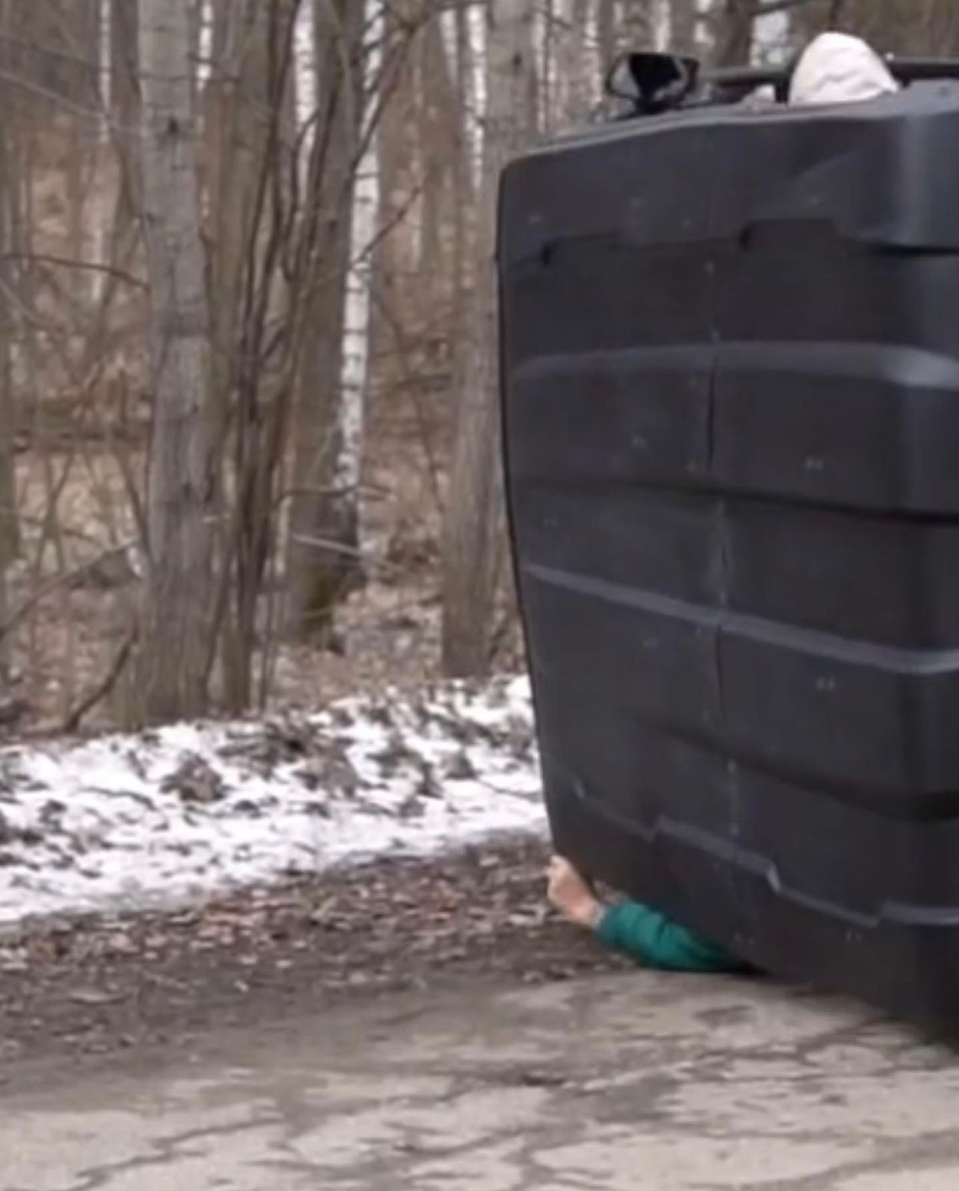 Стоп-кадр из видео падения во время съемок клипа, на котором видно, что руку исполнителя практически придавило машиной
Фото: Инстаграм (запрещен в РФ) @elvin_grey_music