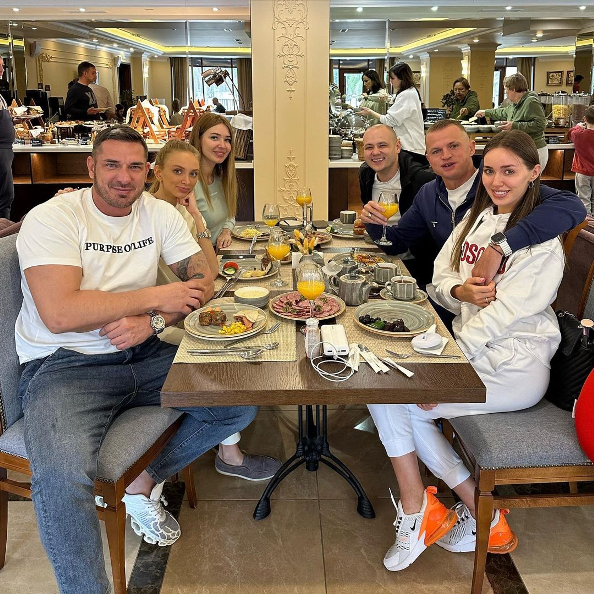 Курбан Омаров со своей девушкой Валерией, Дмитрий Тарасов с женой Анастасией Костенко
Фото: Инстаграм (запрещен в РФ) @zimamoscow