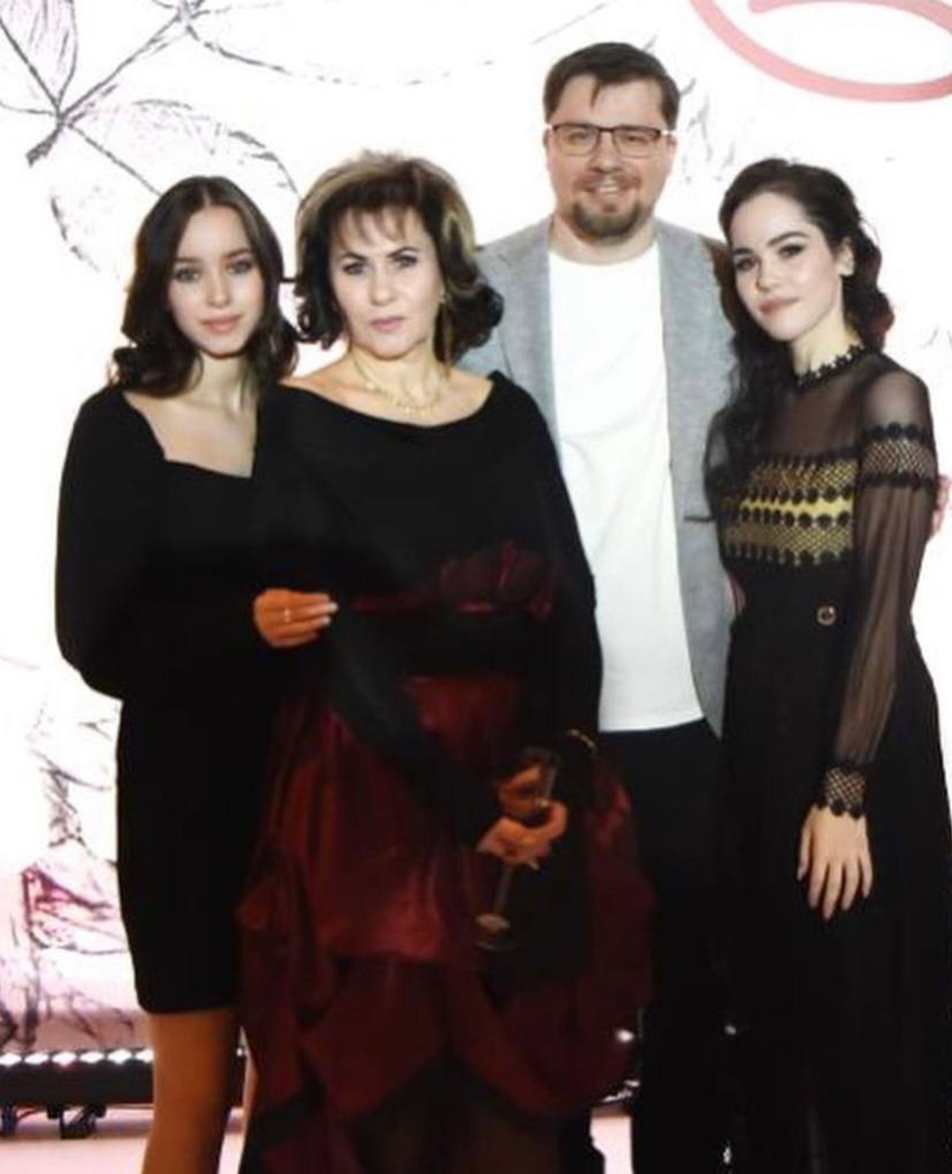 Комик с сестрами и мамой
Фото: Инстаграм (запрещен в РФ) @garikkharlamov