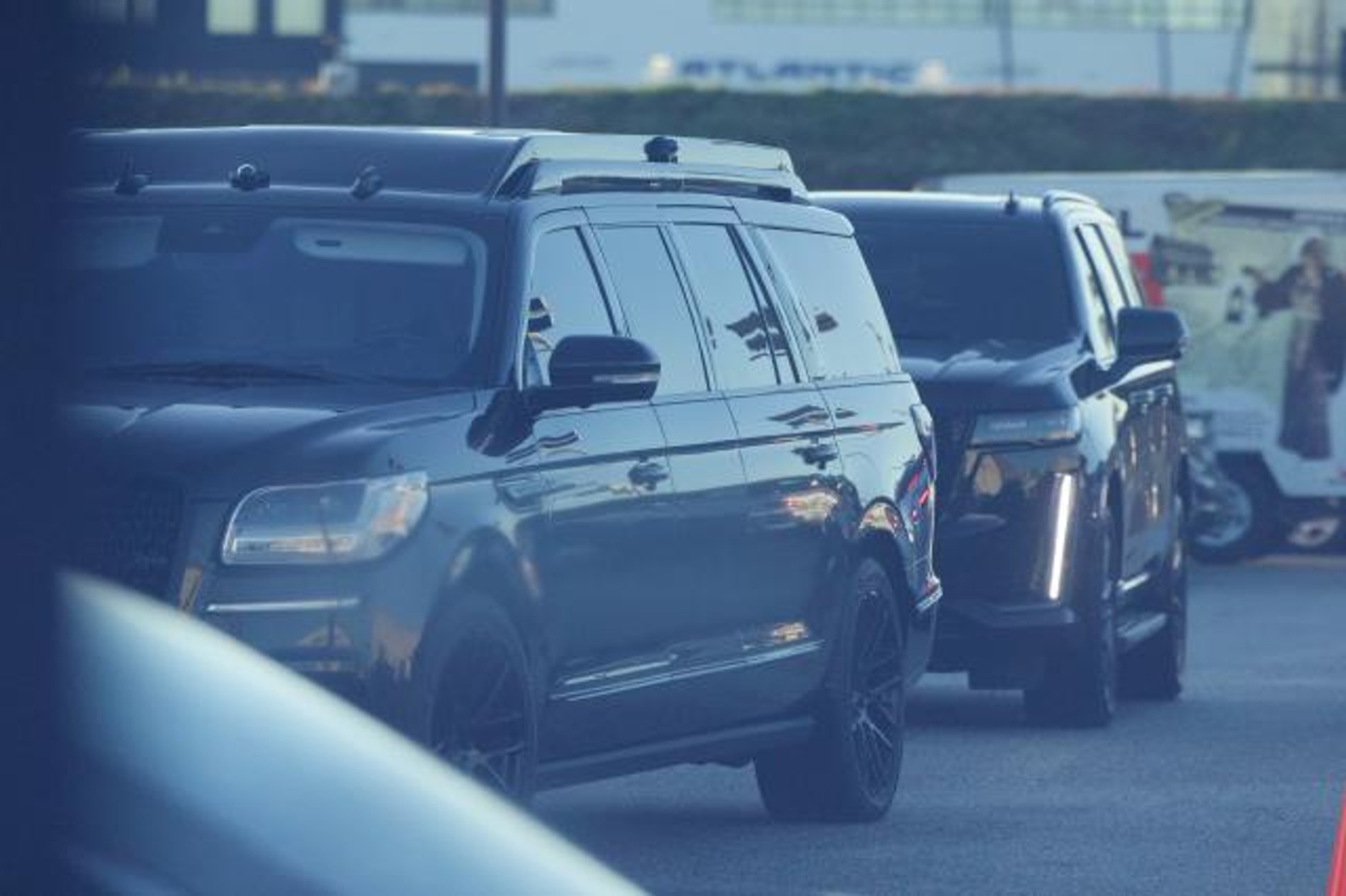 Кортеж внедорожников Дженнер