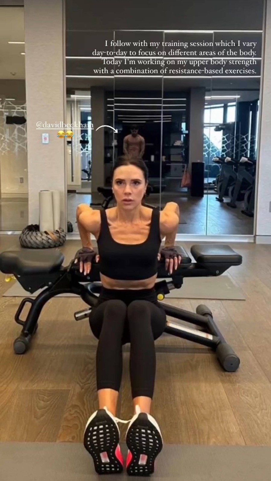 Дэвид Бекхэм тоже засветился в кадре &mdash; и получил свою порцию критики
Фото: Инстаграм* @victoriabeckham