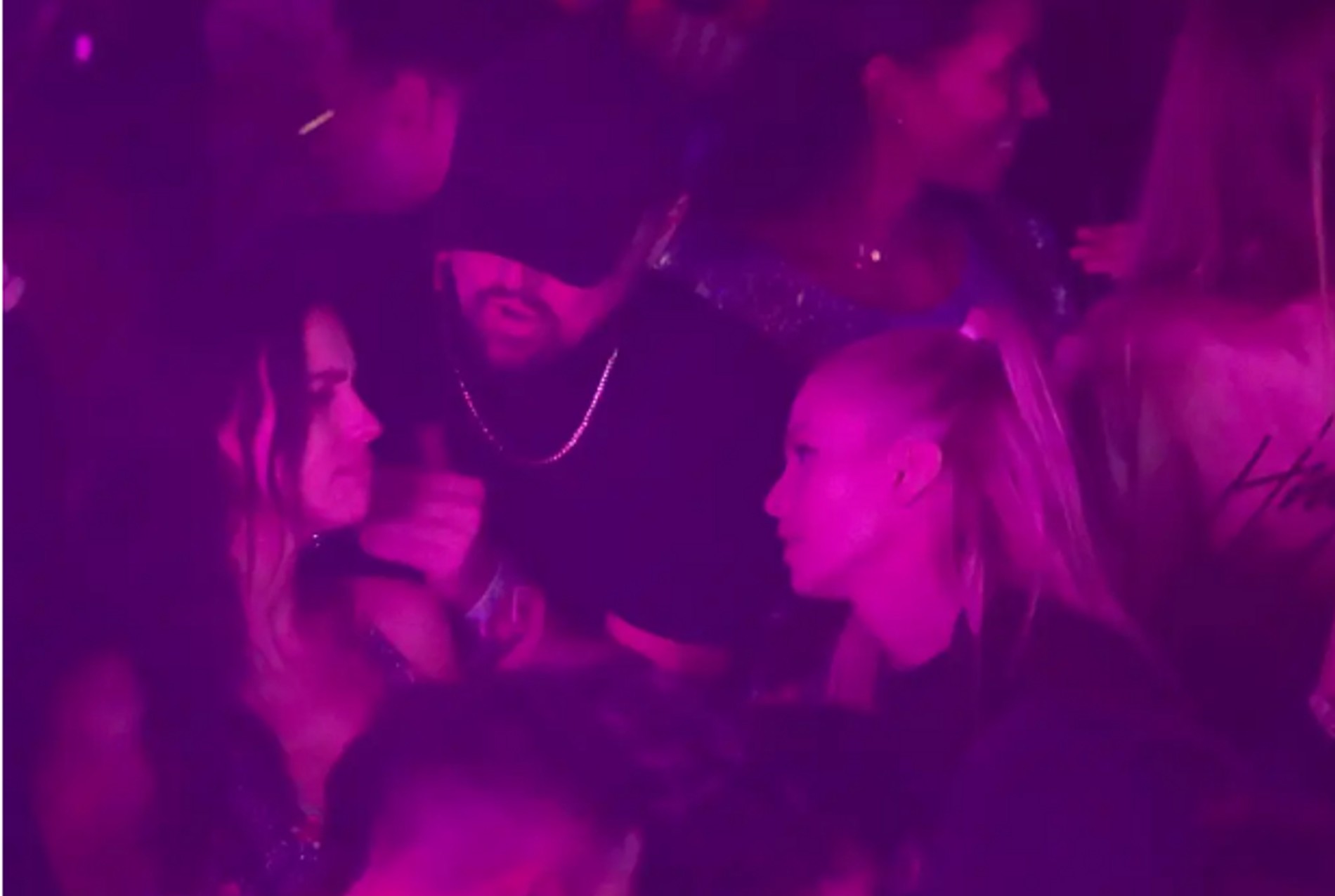 Леонардо ДиКаприо, Ирина Шейк и Стелла Максвелл
Фото: Page Six