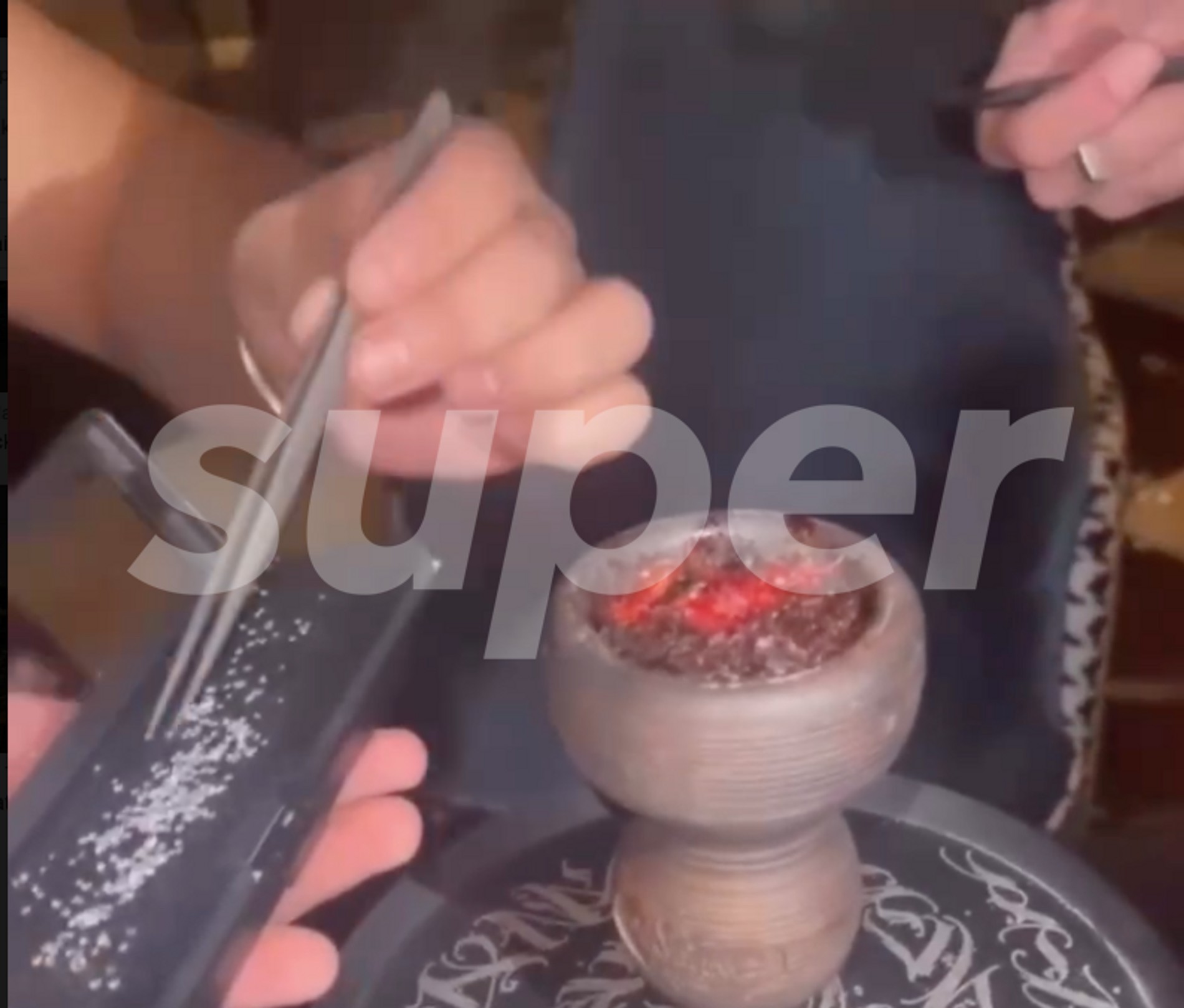 Кальян с бриллиантами в Дубае. Фото: сторис в Инстаграме (запрещен в РФ) Пашу