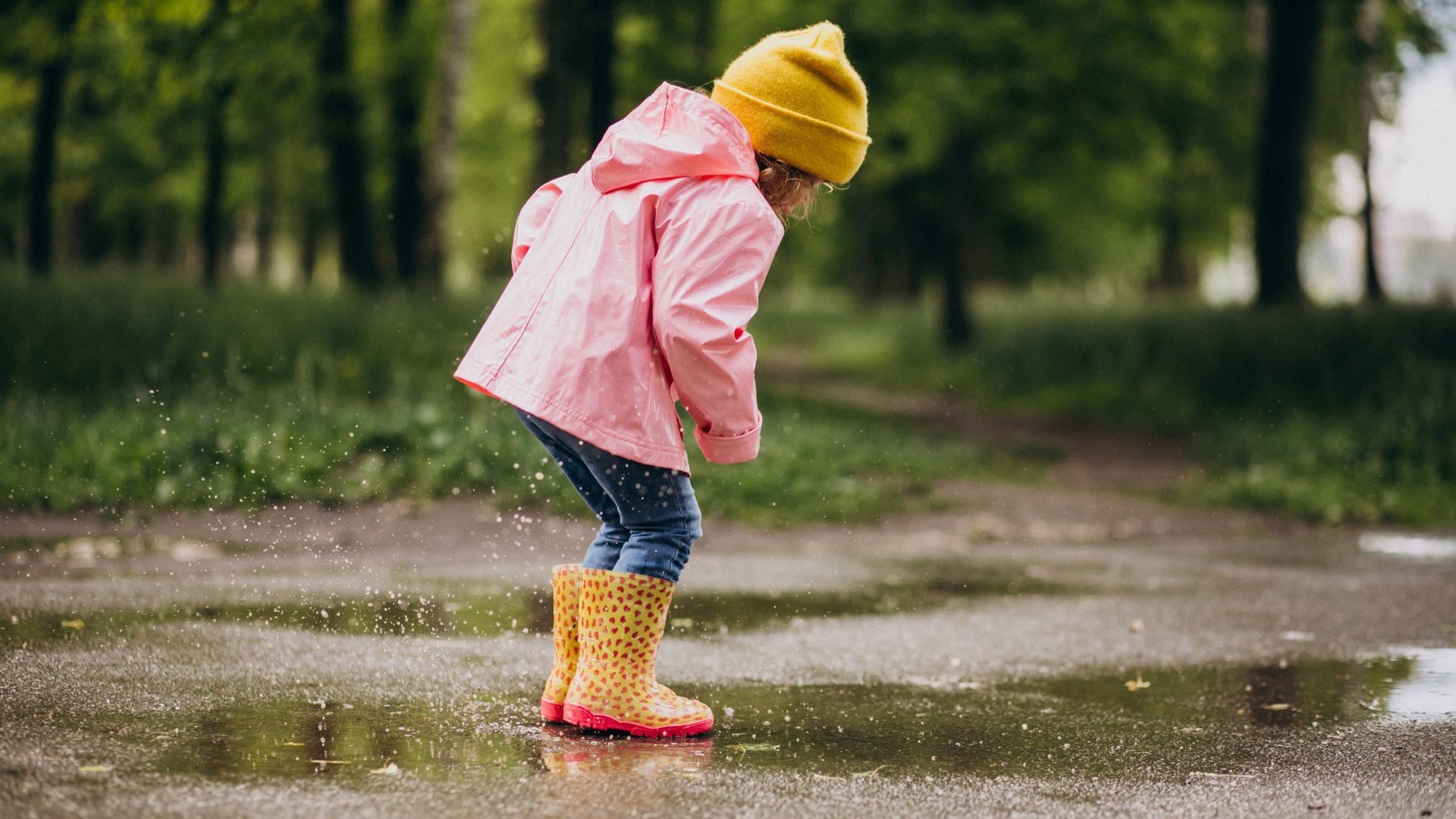 Слякоть дети на прогулке в ЭВА сапожках. Boots for Rainy weather. Смешные детские фото прыгаем по лужам. Детская песня по лужам