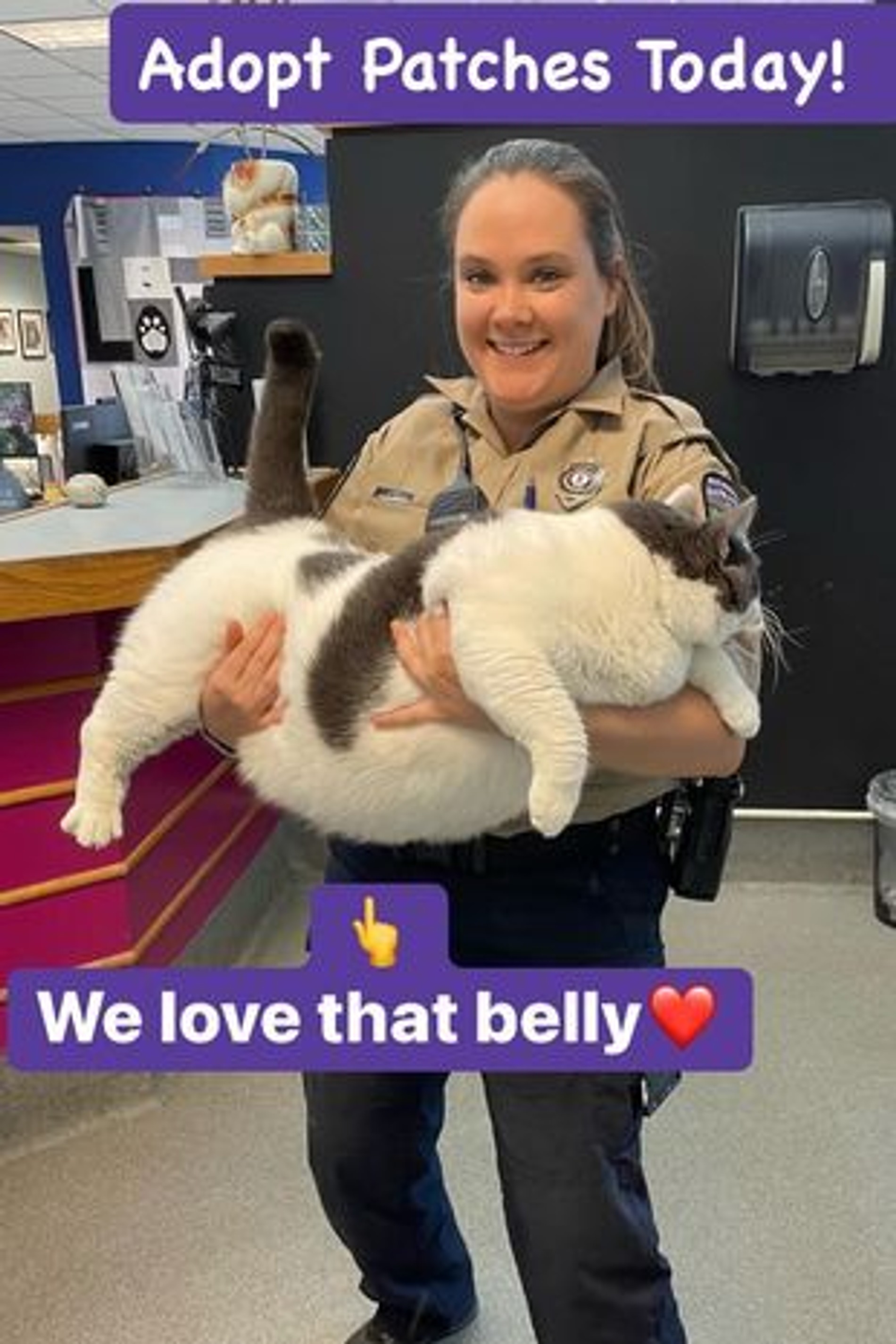 Сотрудница центра спасения животных с Патчем на руках
Фото: Facebook (запрещен в РФ)