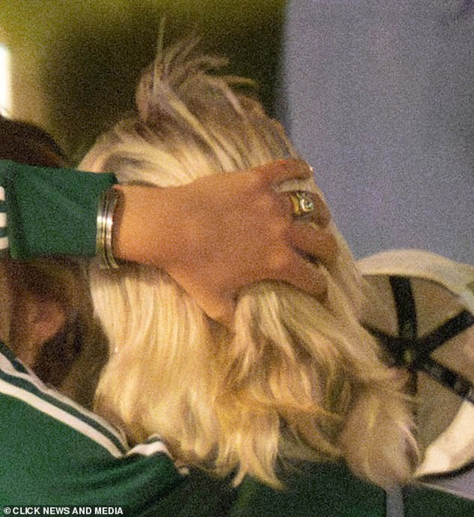 Ромео Бекхэм и его девушка Миа Реган с кольцом на том самом пальце
Фото: Click news and media