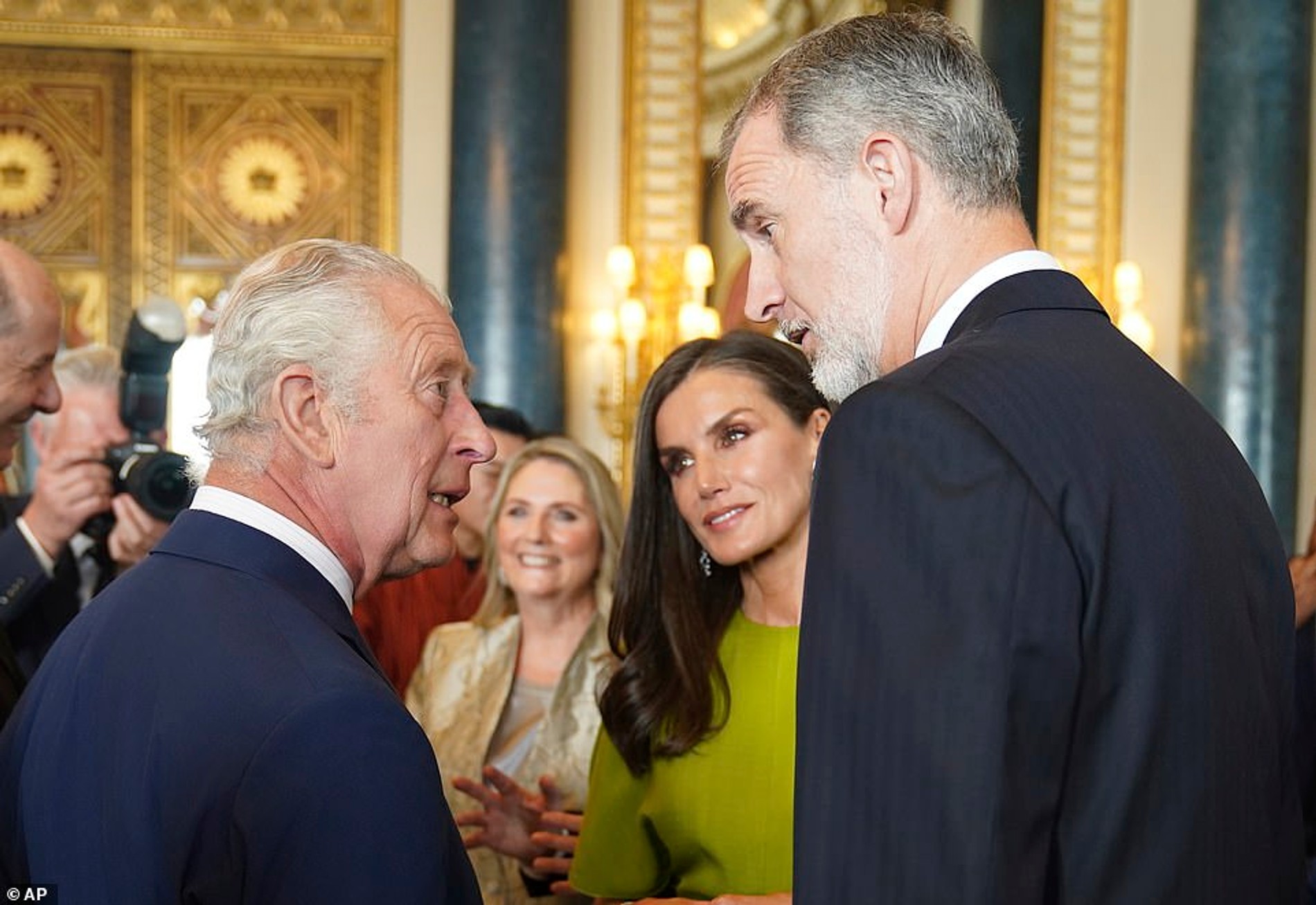 Карл III беседует с королем Испании Филиппом VI и королевой Летицией
Фото: Daily Mail