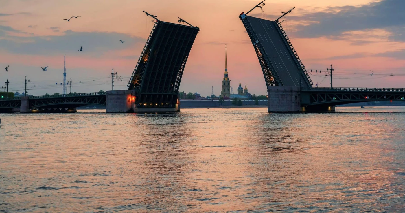 Петербурженка погибла во время свидания, упав в котлован разведенного моста:  жуткое видео