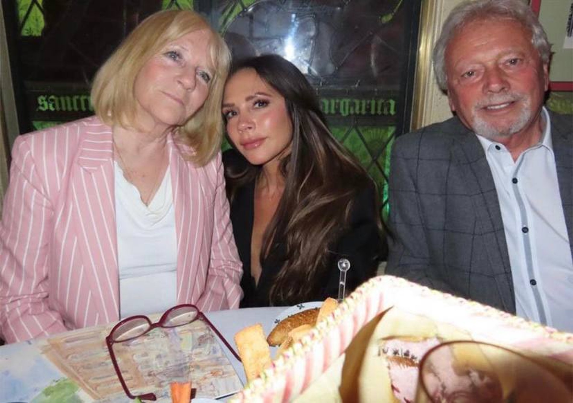 Виктория Бекхэм с родителями
Фото: Инстаграм (запрещен в РФ) @victoriabeckham