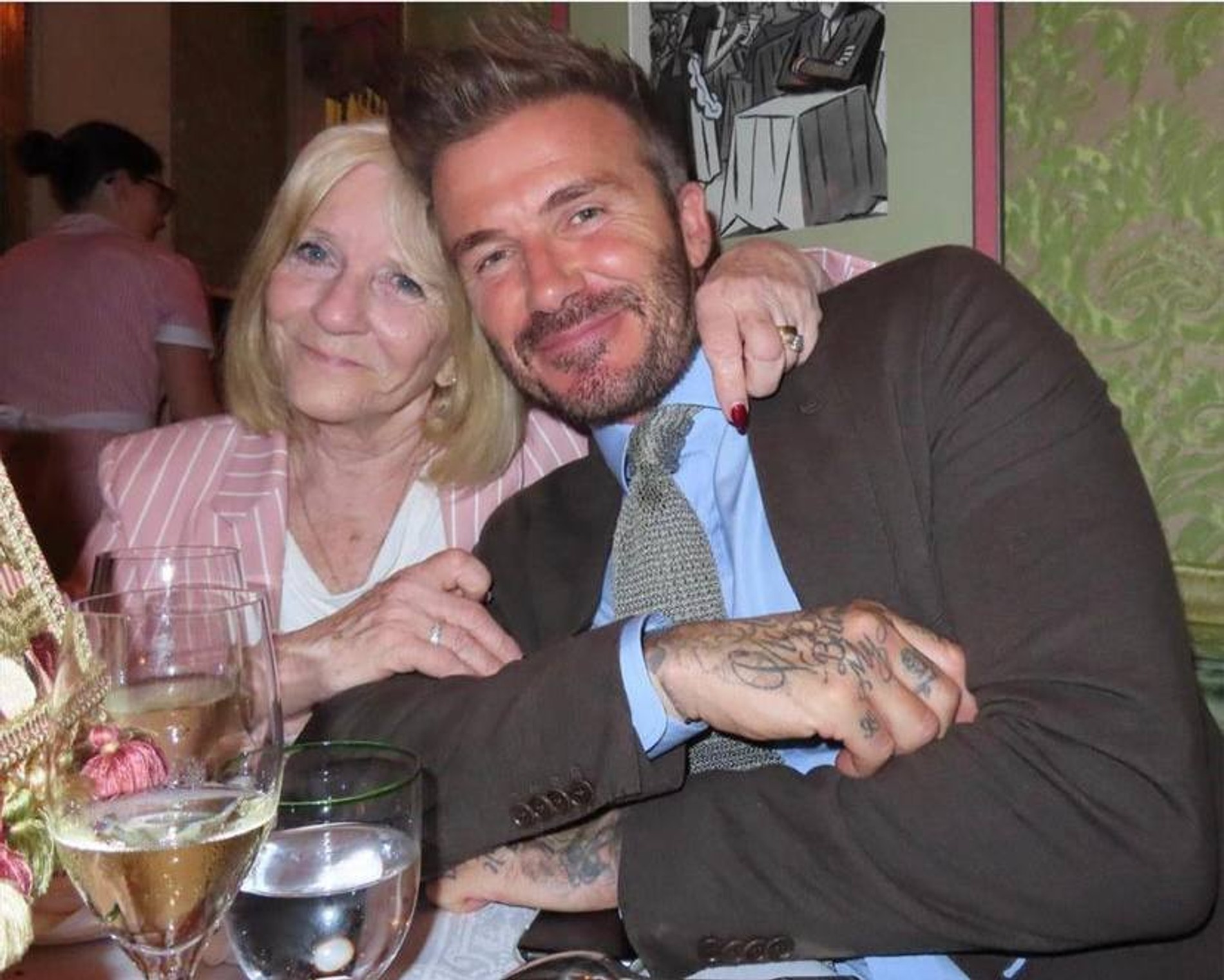 Дэвид Бекхэм со своей тещей
Фото: Инстаграм (запрещен в РФ) @victoriabeckham