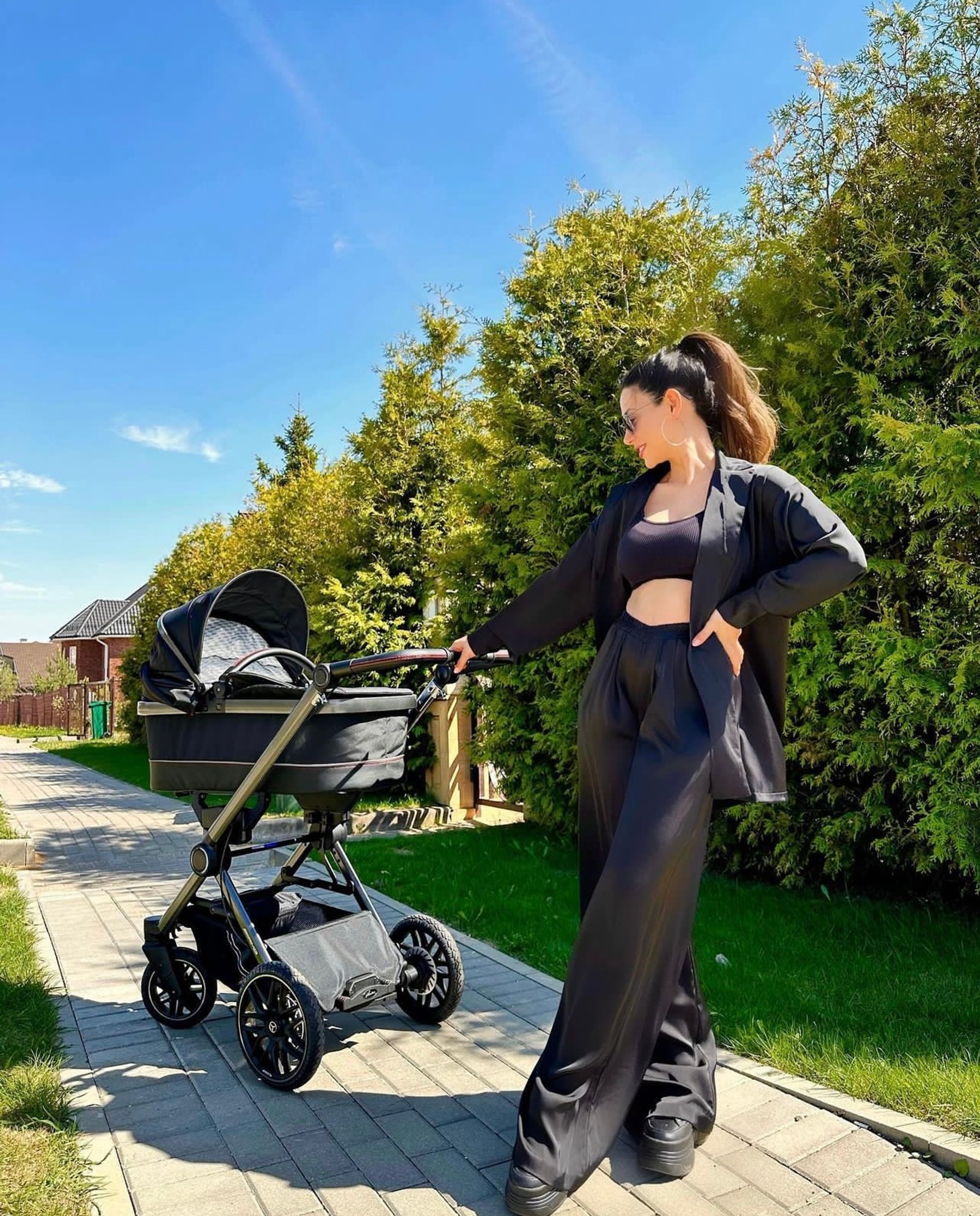 Зепюр Брутян через две недели после родов
Фото: Инстаграм (запрещен в РФ) @zepyur_brutyan