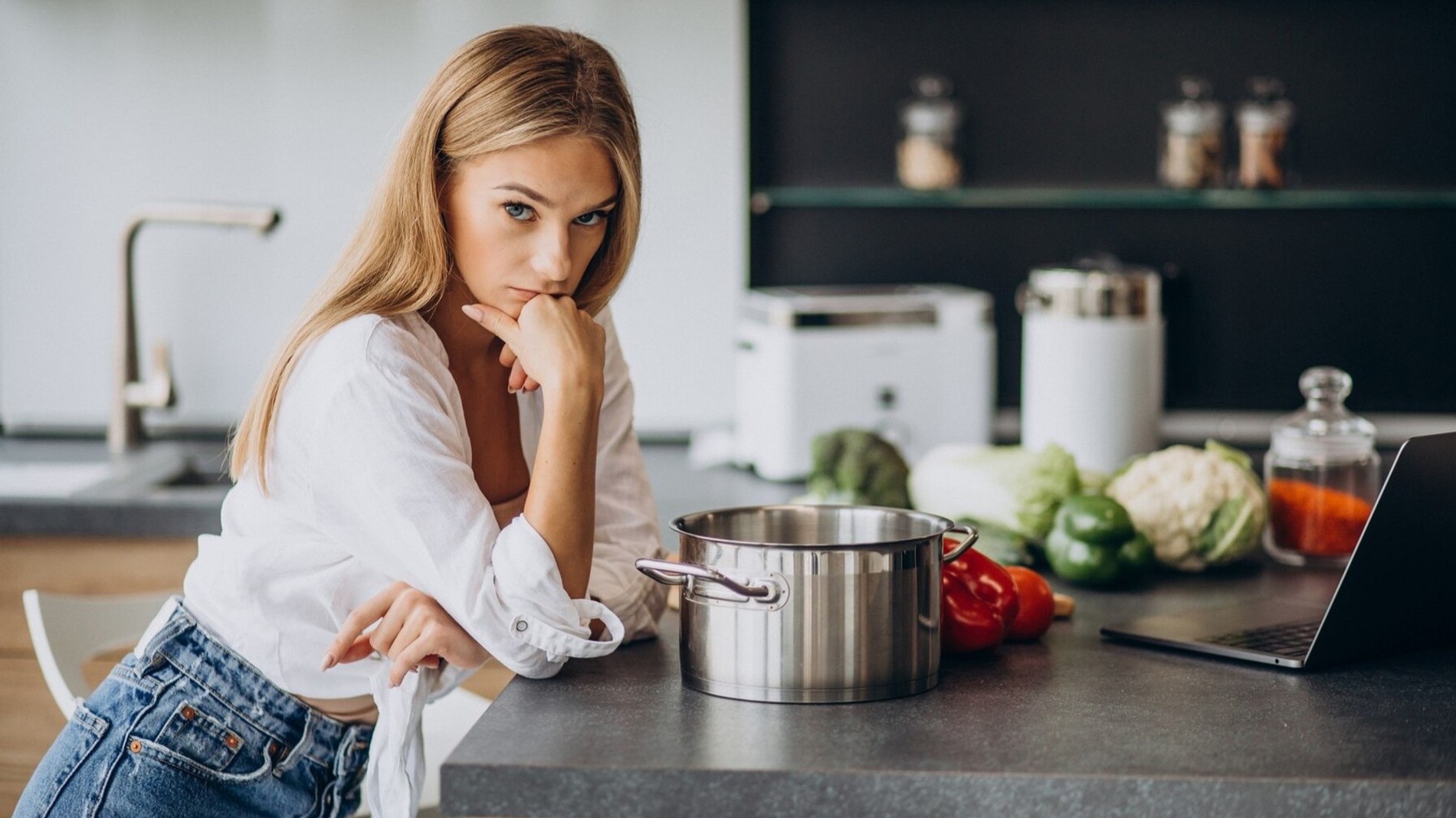 Время готовить дома. Женщина на кухне. Готовка на кухне. Женщина готовит. Грустная женщина на кухне.