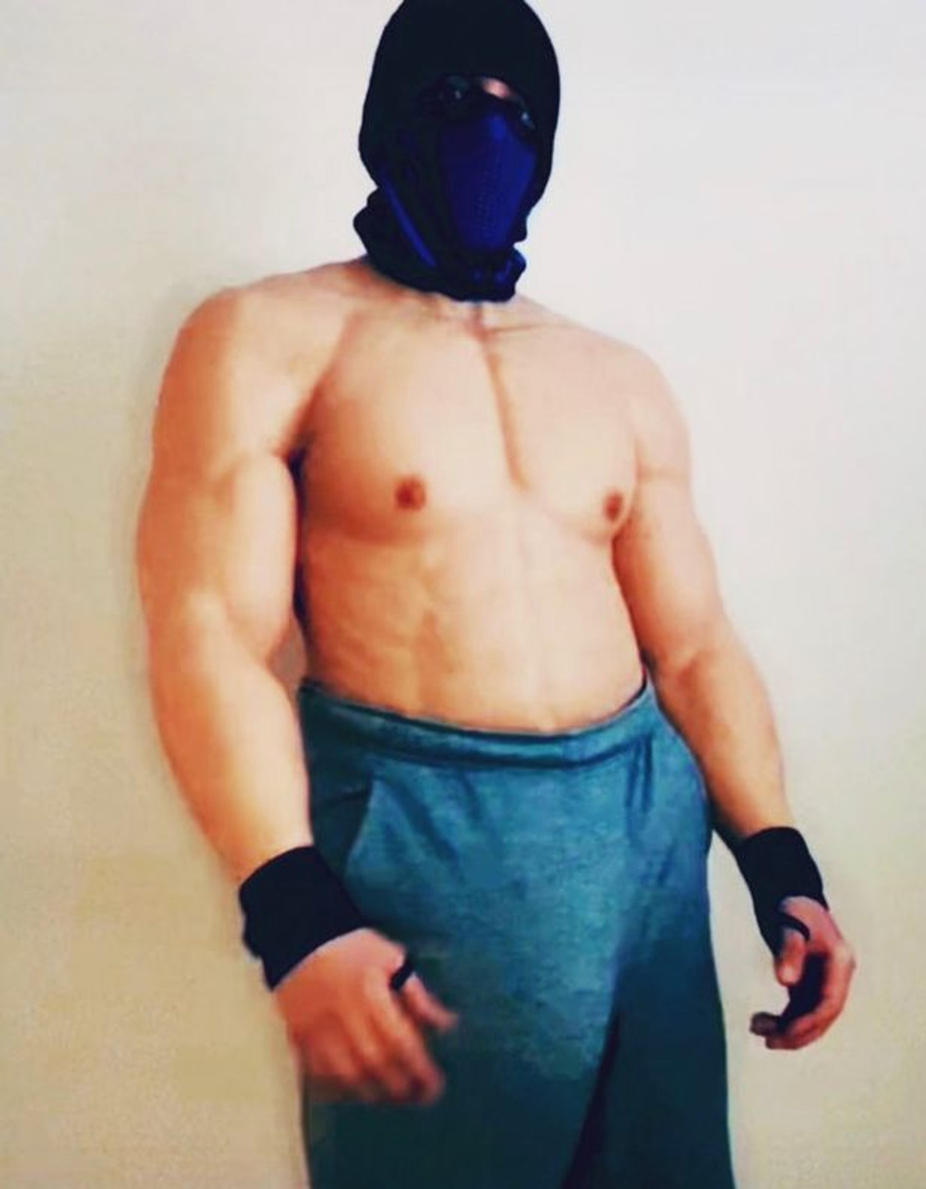 Марк Роке прячет свое лицо под маской
Фото: Тикток / @marcrockeofficial