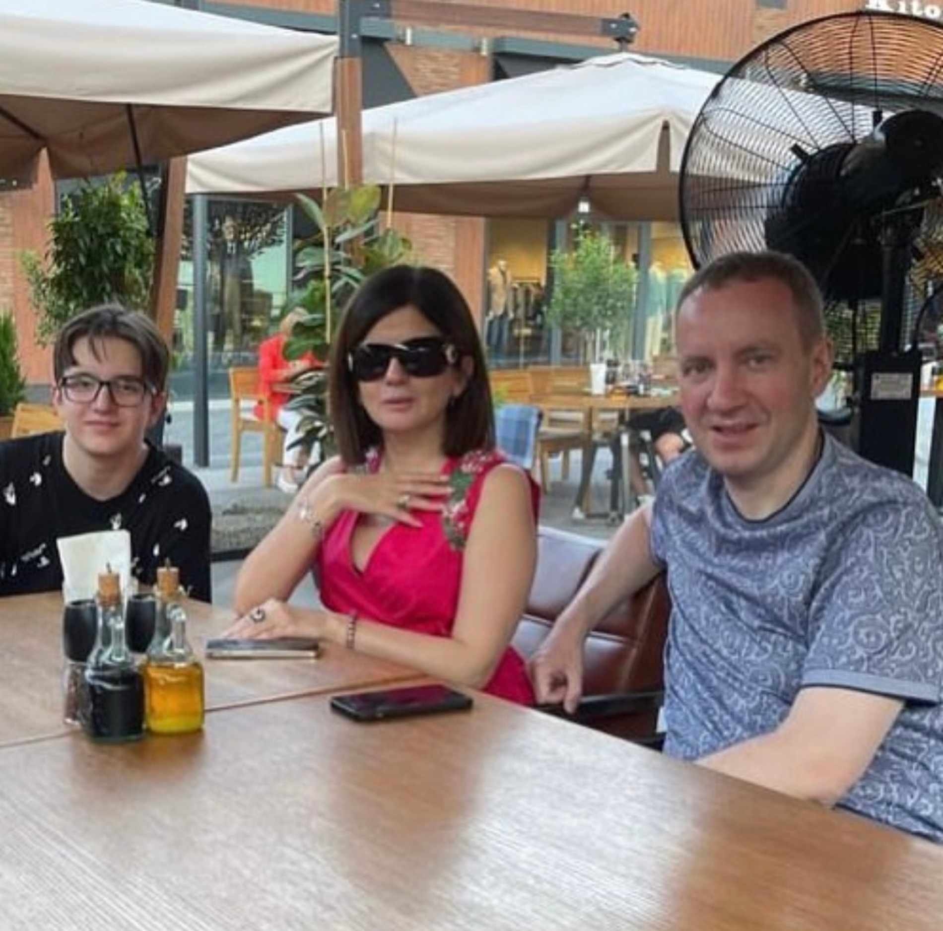 Диана Гурцкая с Петром Кучеренко и сыном Константином
Фото: Инстаграм* @diana.gurtskaya.official