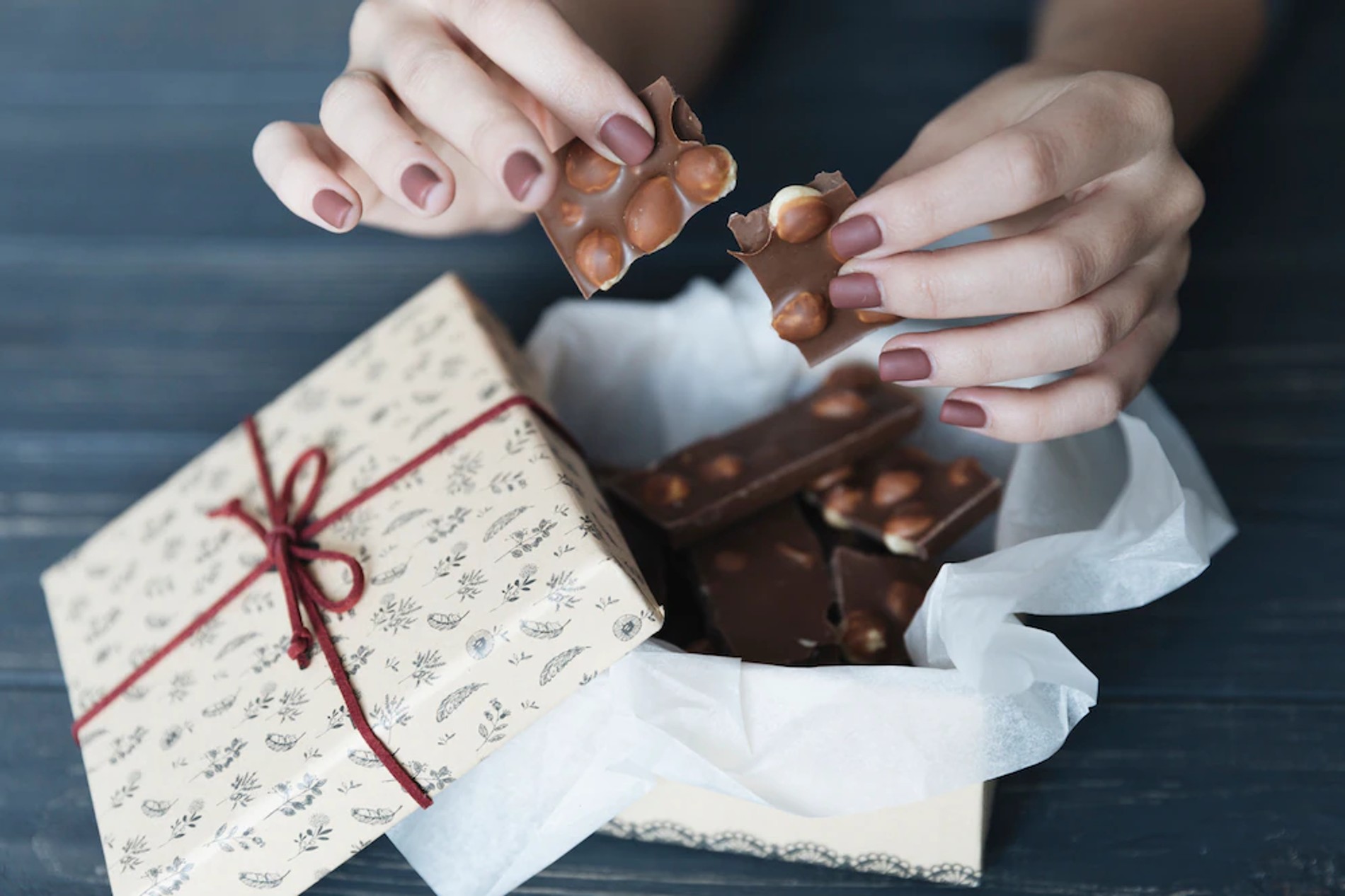 Ломай шоколад. Шоколадка в руке. Шоколадка в руке девушки. Разломанный шоколад.
