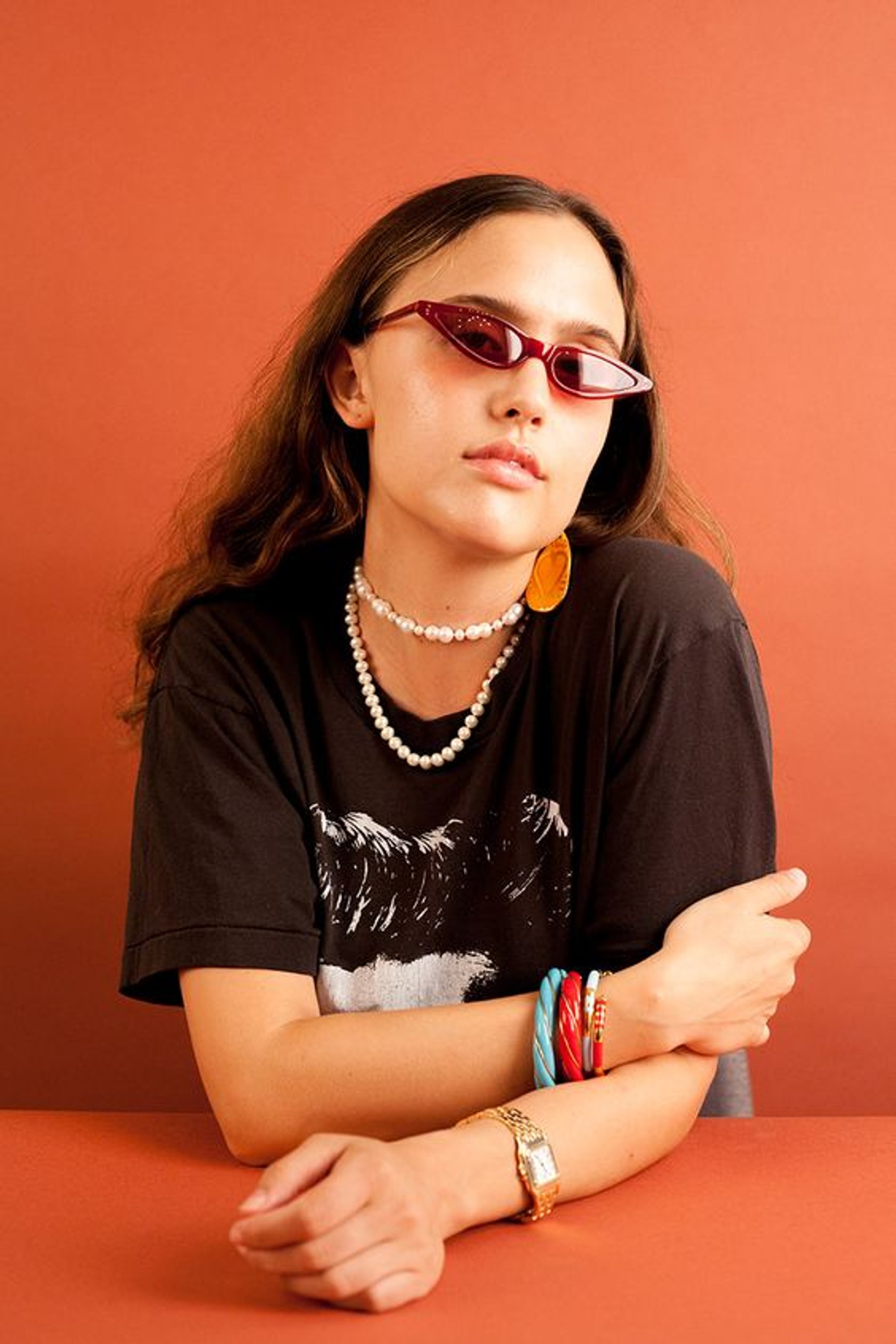 Жемчужное ожерелье — самый легкий способ сделать базовую футболку более нарядной
Фото: Pinterest