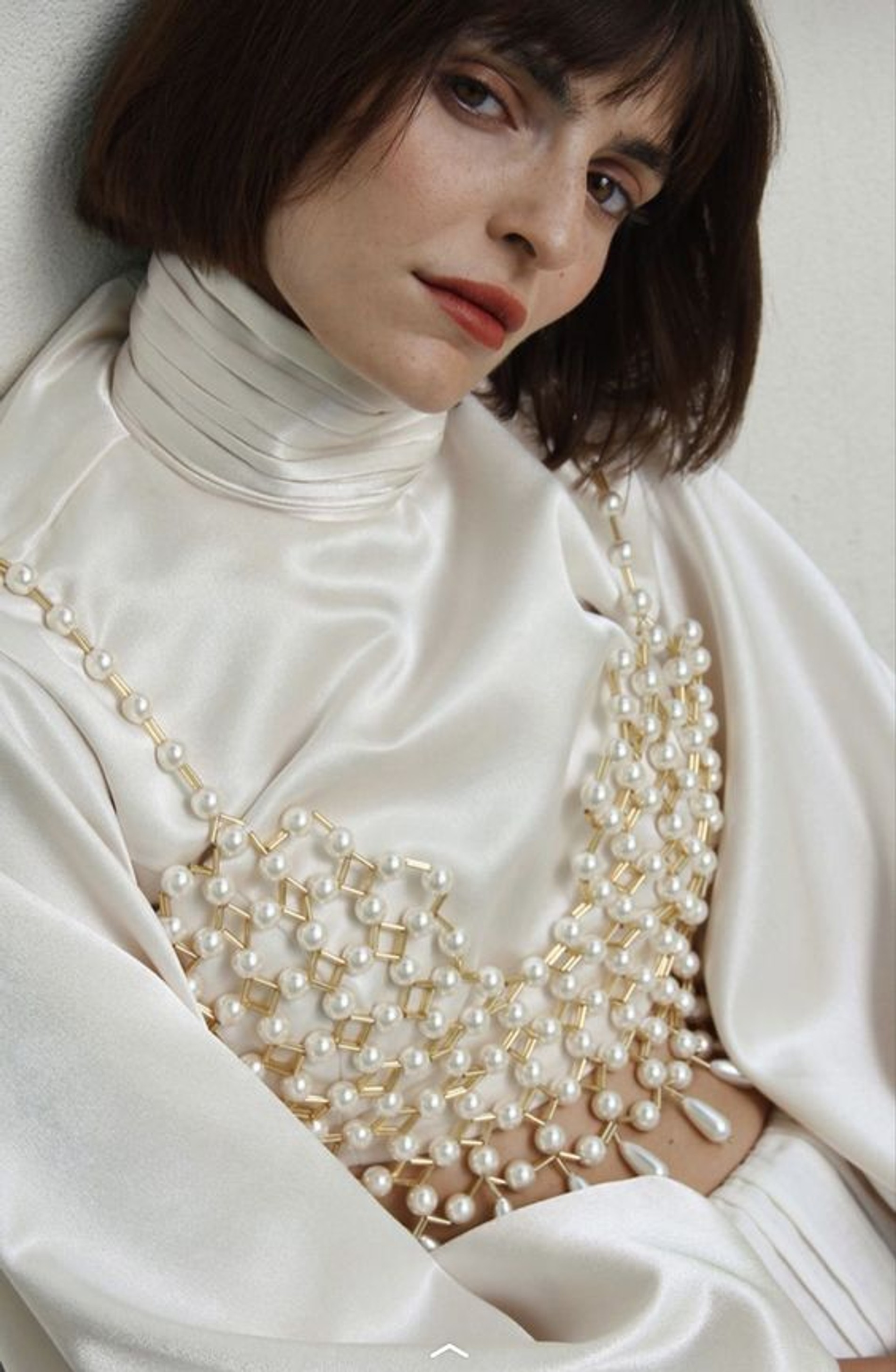 Жемчужный топ будет хорошо смотреться поверх атласной водолазки
Фото: Pinterest