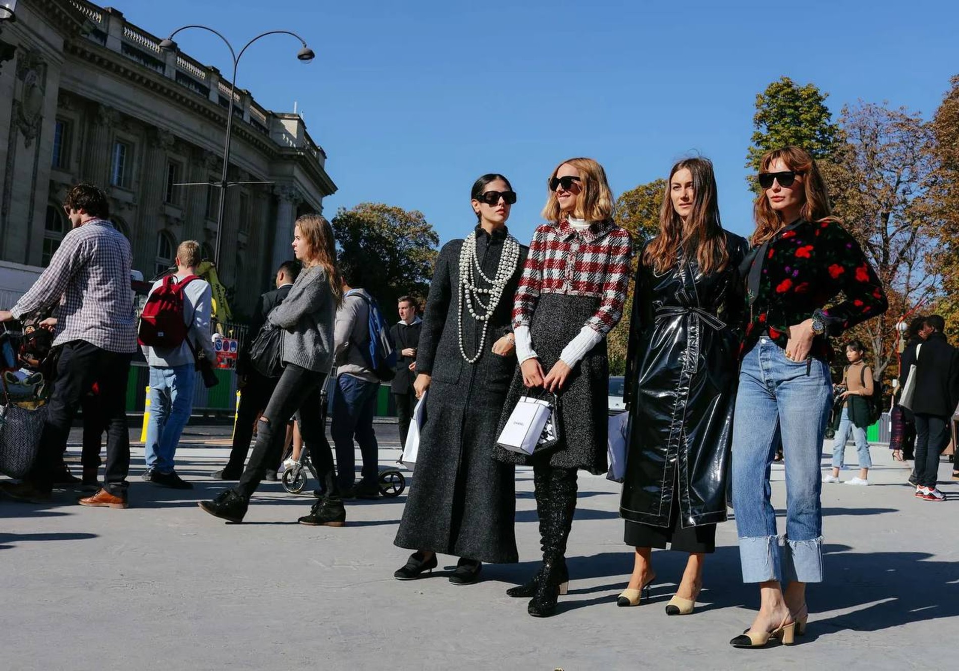 Крупный жемчуг удачно дополнит как элегантный однотонный образ...
Фото: Telegram-канал Александра Рогова