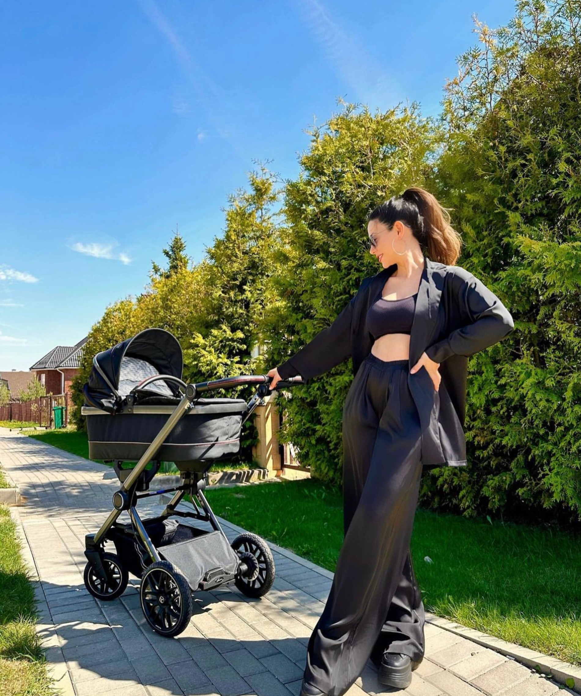 Зепюр на прогулке с сыном
Фото: Инстаграм (запрещен в РФ) @zepyur_brutyan