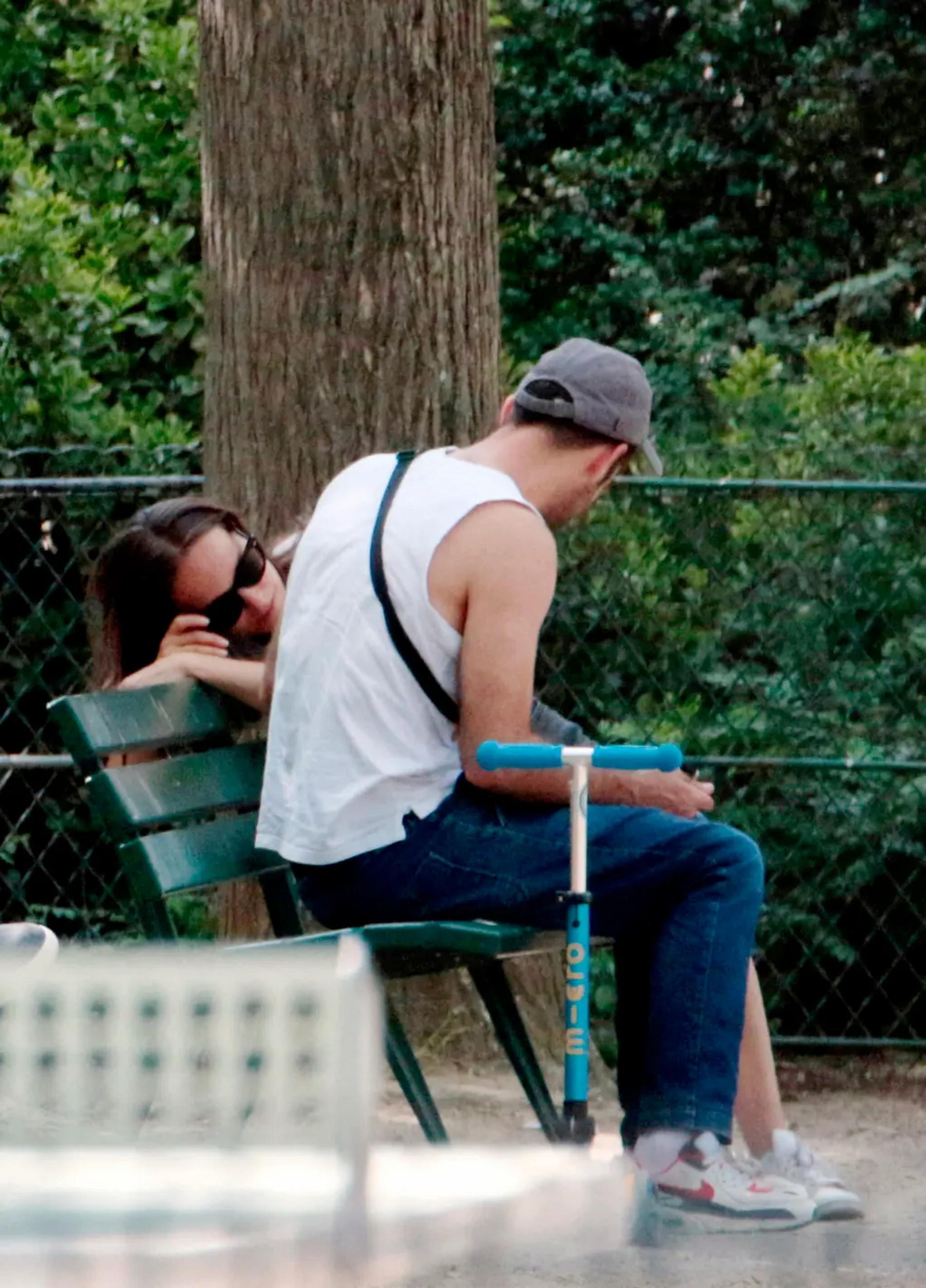 Натали Портман на прогулке с Бенжаменом Мильпье
Фото: Page Six