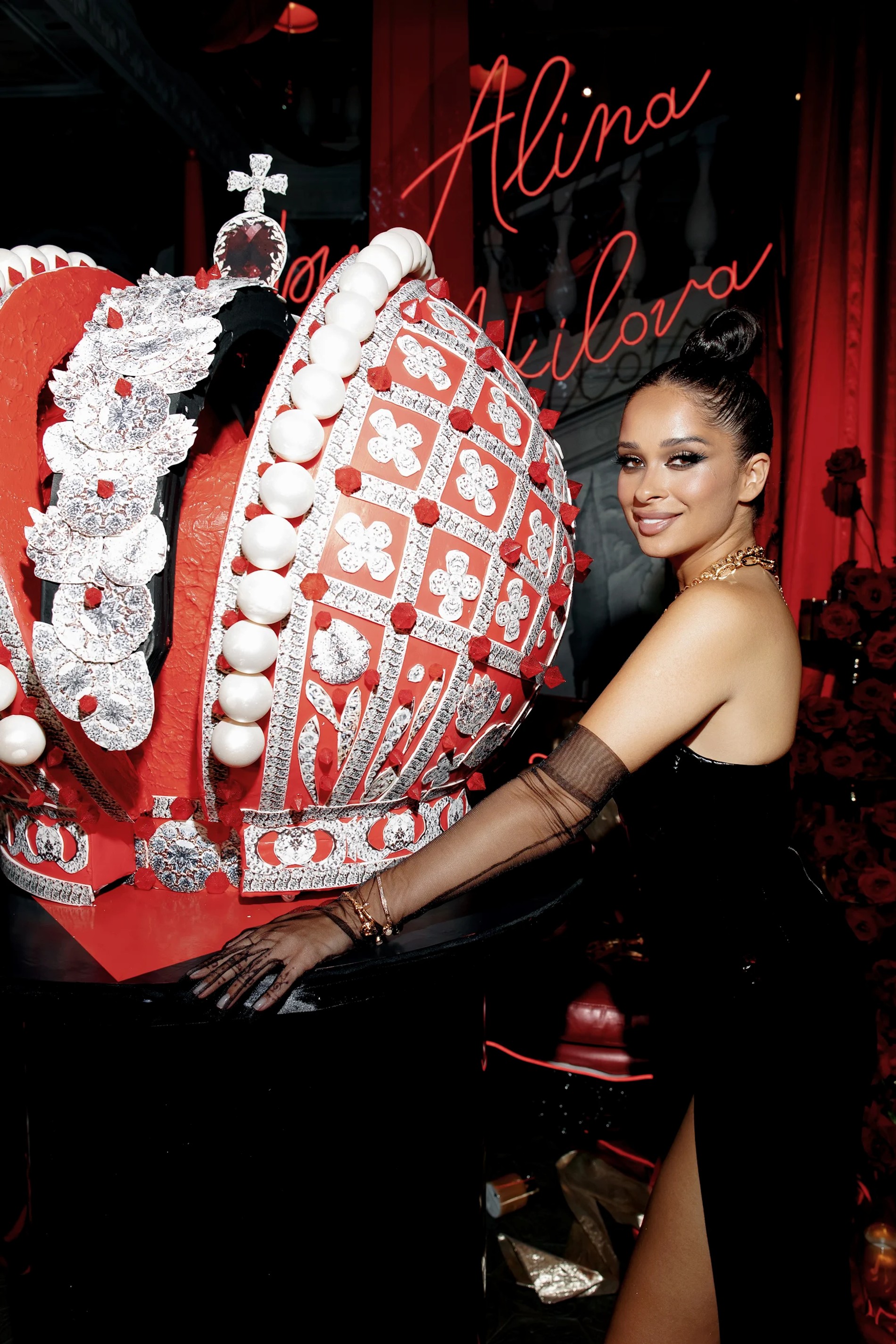 Алина Акилова с праздничным тортом
Фото: пресс-служба