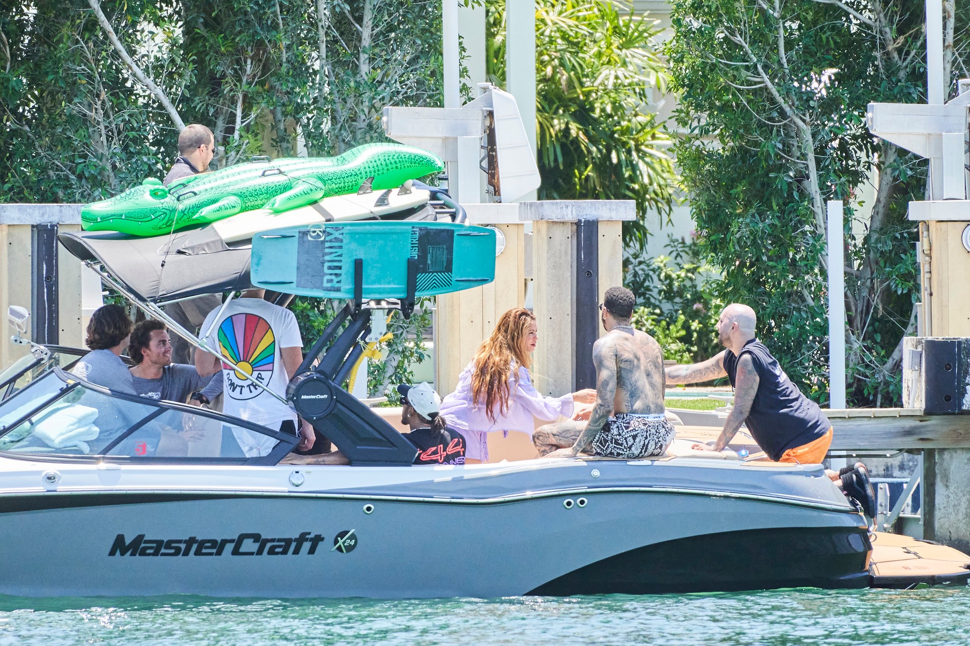 Шакира вместе с Льюисом Хэмилтоном во время прогулки на яхте
Фото: Getty Images