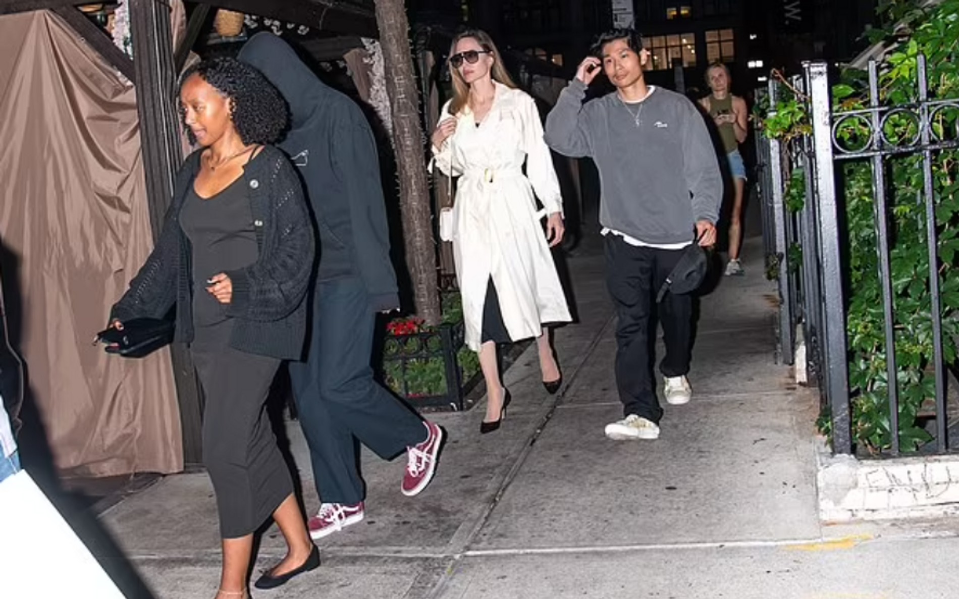 Анджелина Джоли с сыном Паксом и дочерьми Захарой и Шайло
Фото: Daily Mail