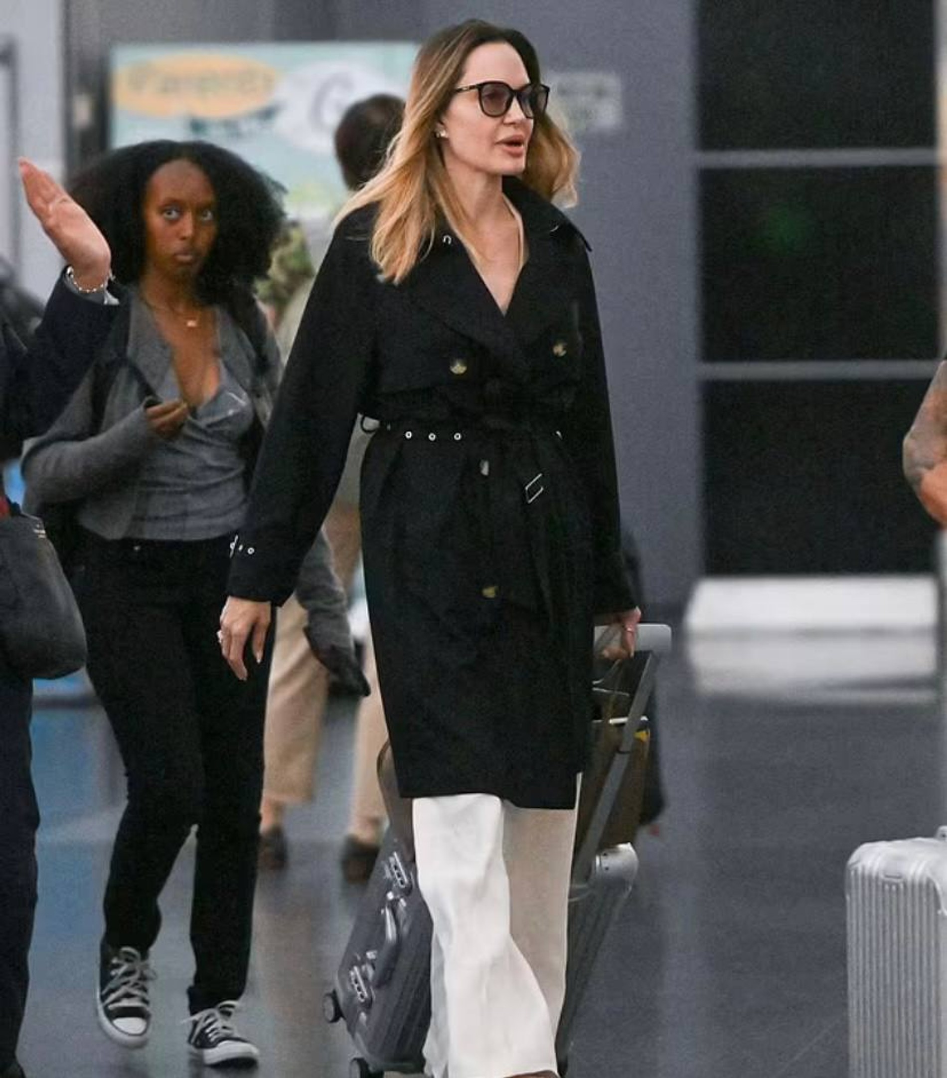 Анджелина с детьми в аэропорту. Фото: Daily Mail