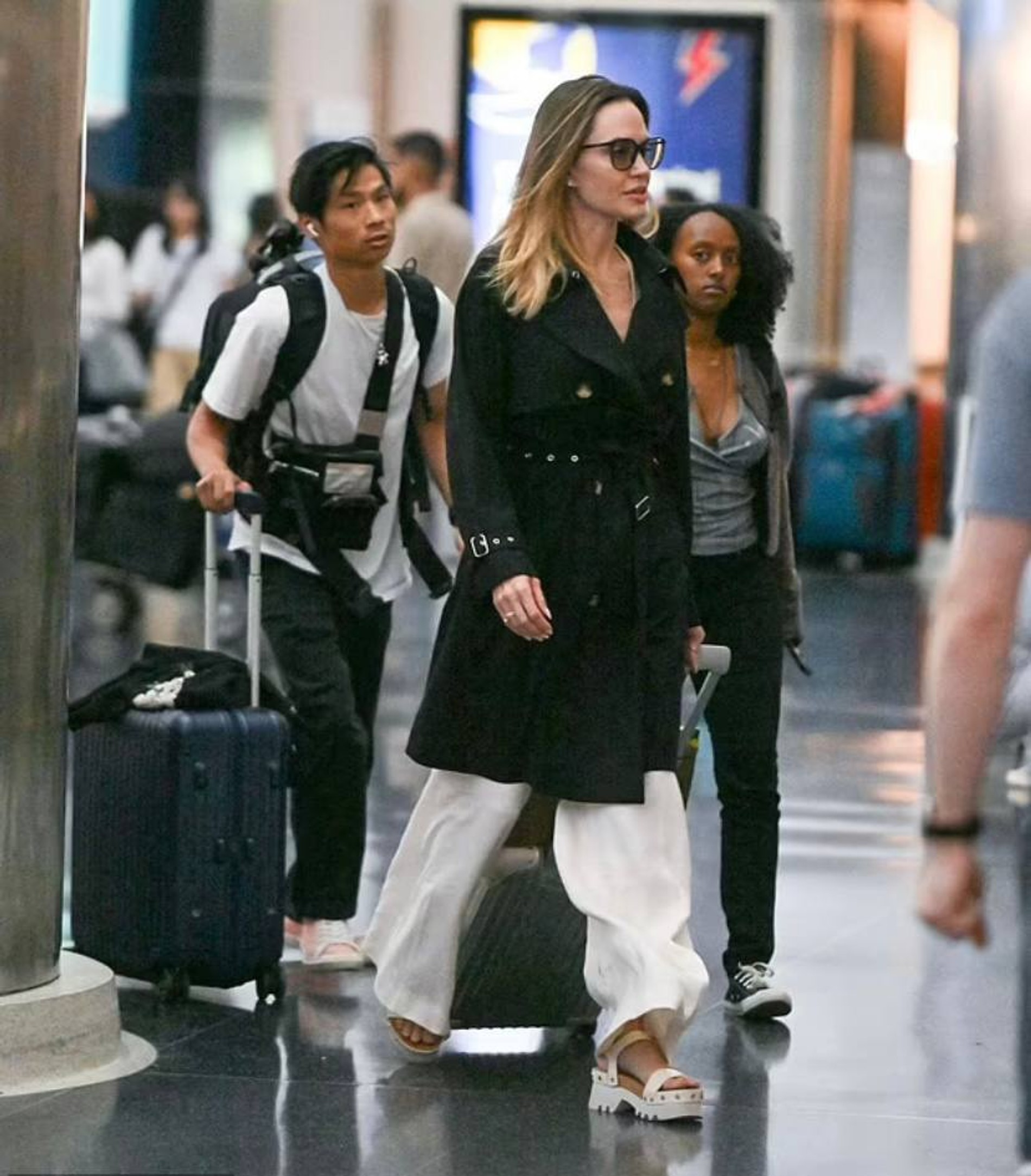 Анджелина с детьми в аэропорту. Фото: Daily Mail