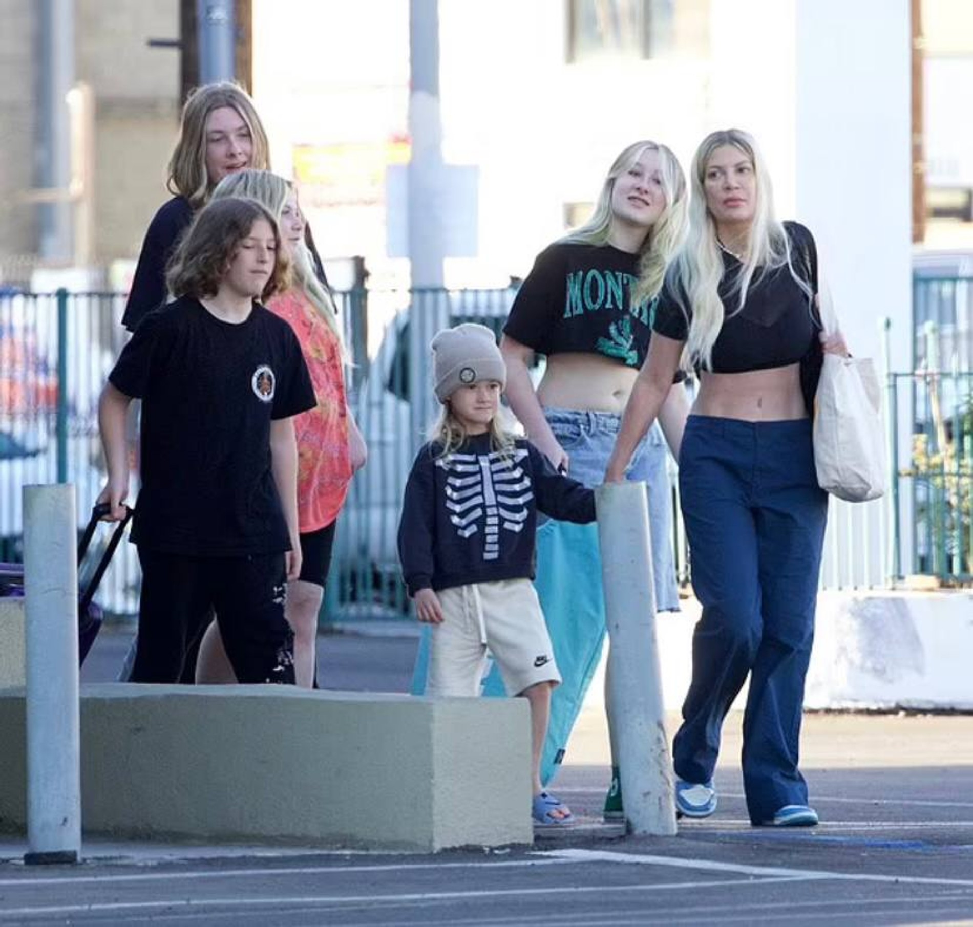 Тори и ее дети выходят из мотеля. Фото: Daily Mail