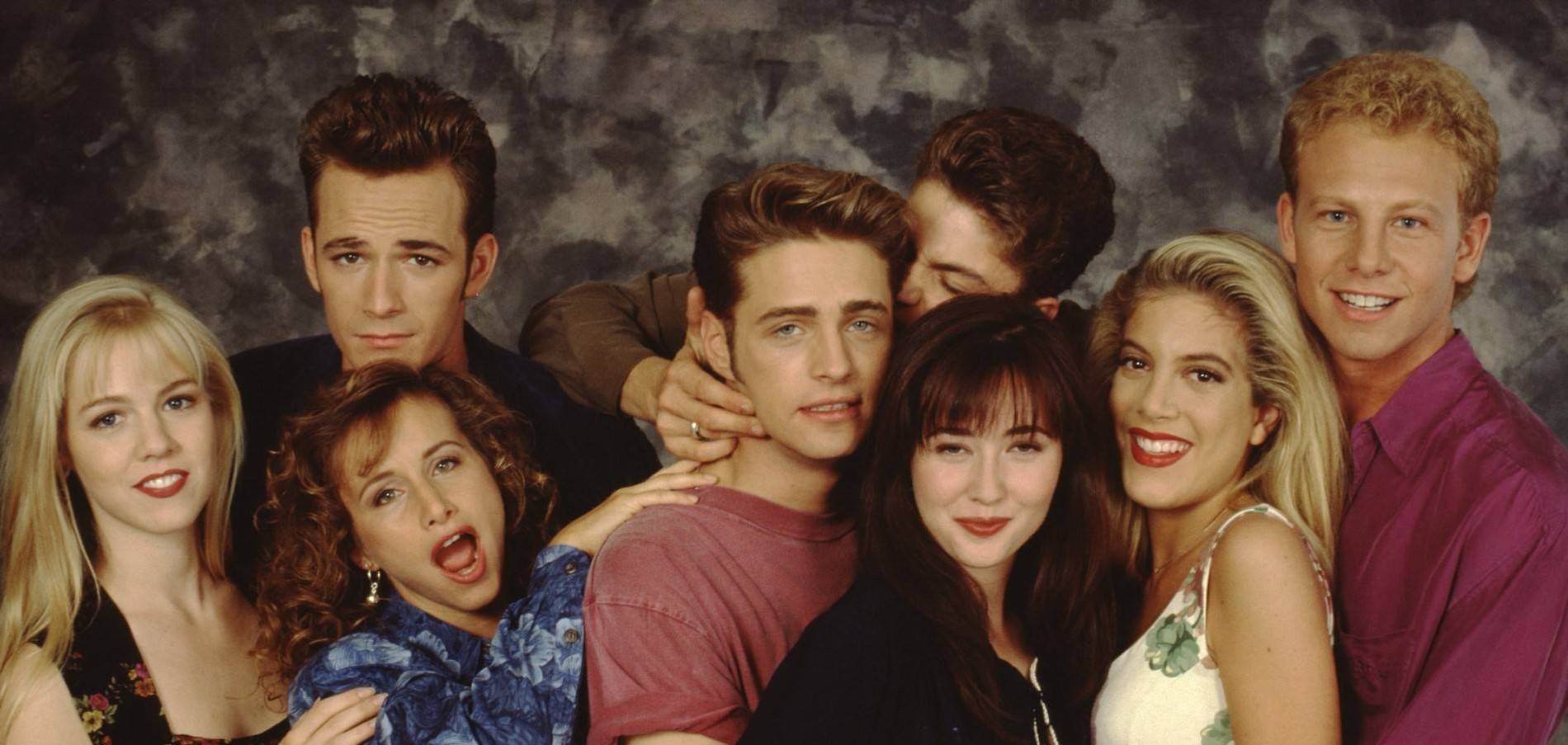 Звезда сериала «Беверли-Хиллз, 90210» живет в придорожном отеле с пятью  детьми: в чем дело?