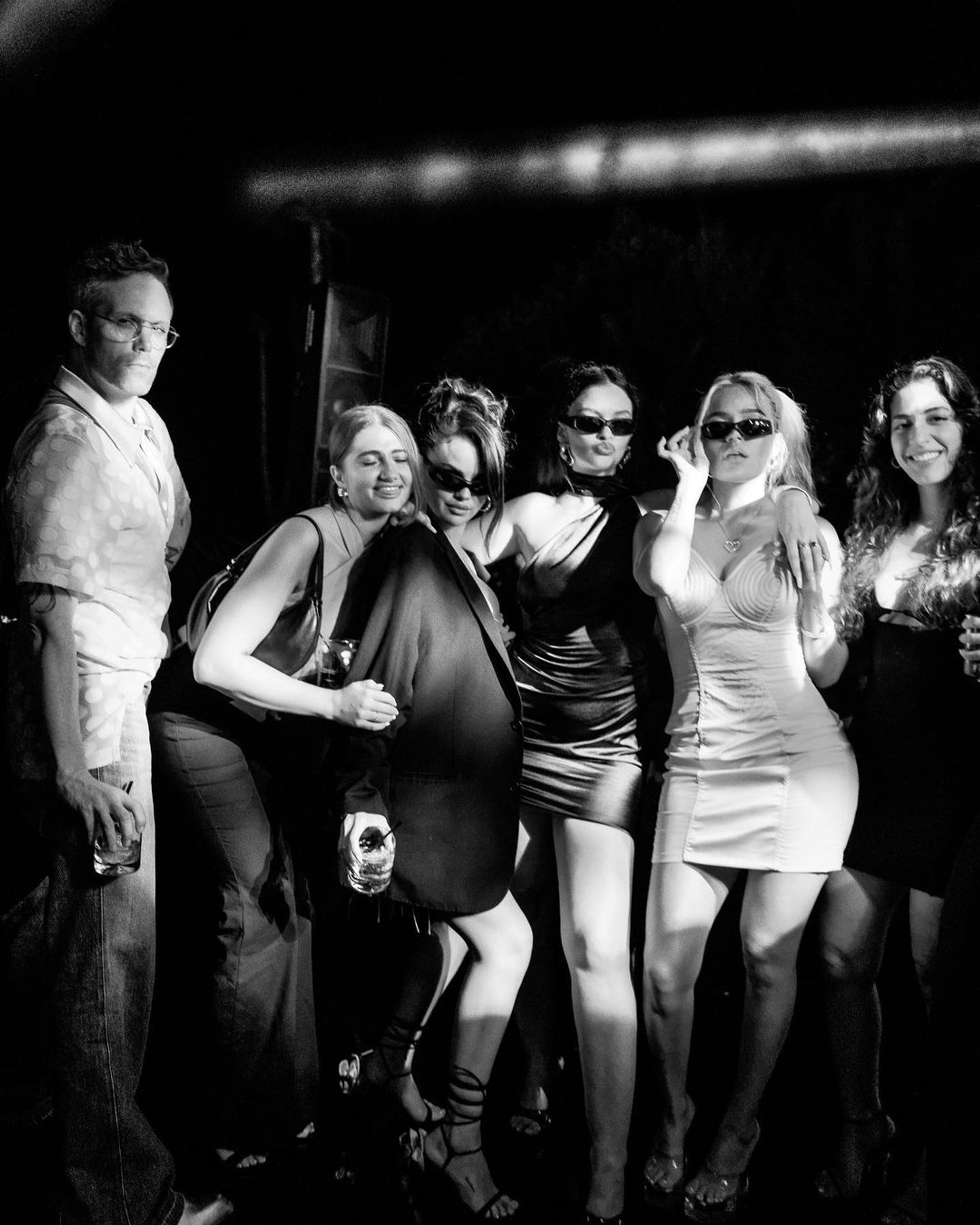 Селена с гостями вечеринки. Фото: Инстаграм* @selenagomez