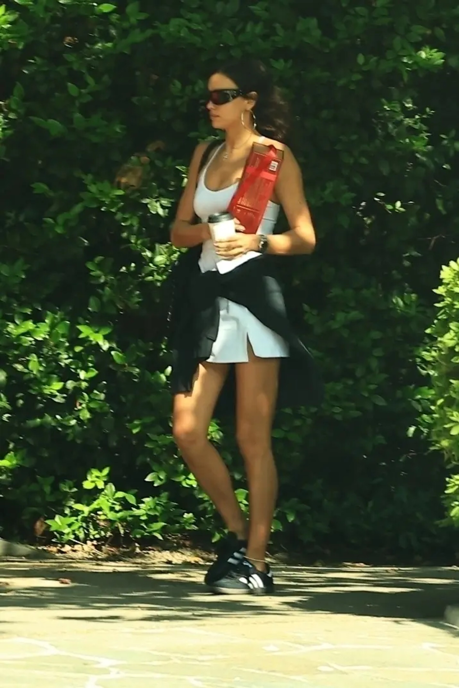 Ирина Шейк покидает дом Тома Брэди. Фото: Page Six